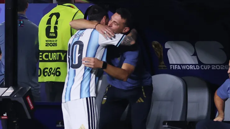 Emotivo abrazo entre Messi y Scaloni