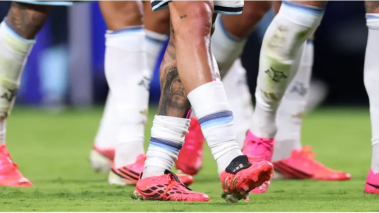 ¿Por qué casi todos los jugadores del Mundial 2026 usan botines rosas?