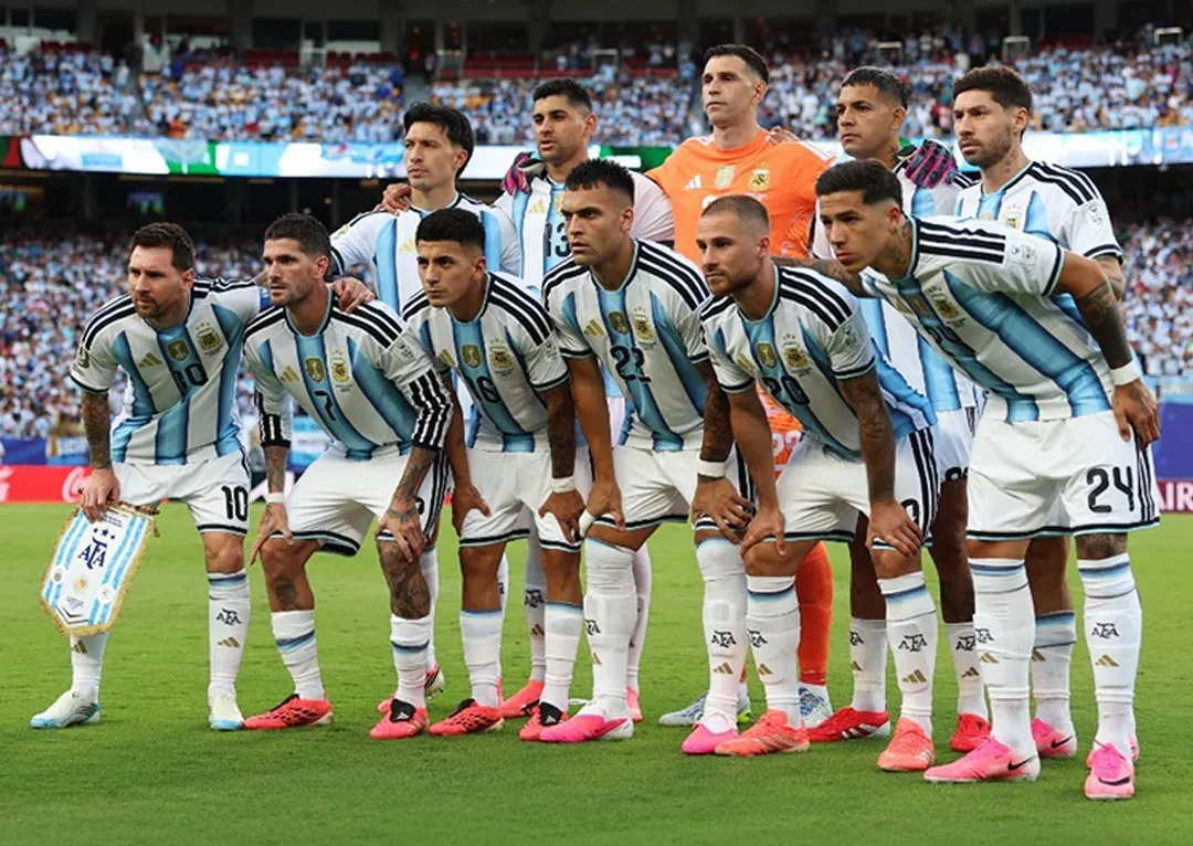 Argentina se sumó a la tendencia de los botines rosas. (Foto: AFA)