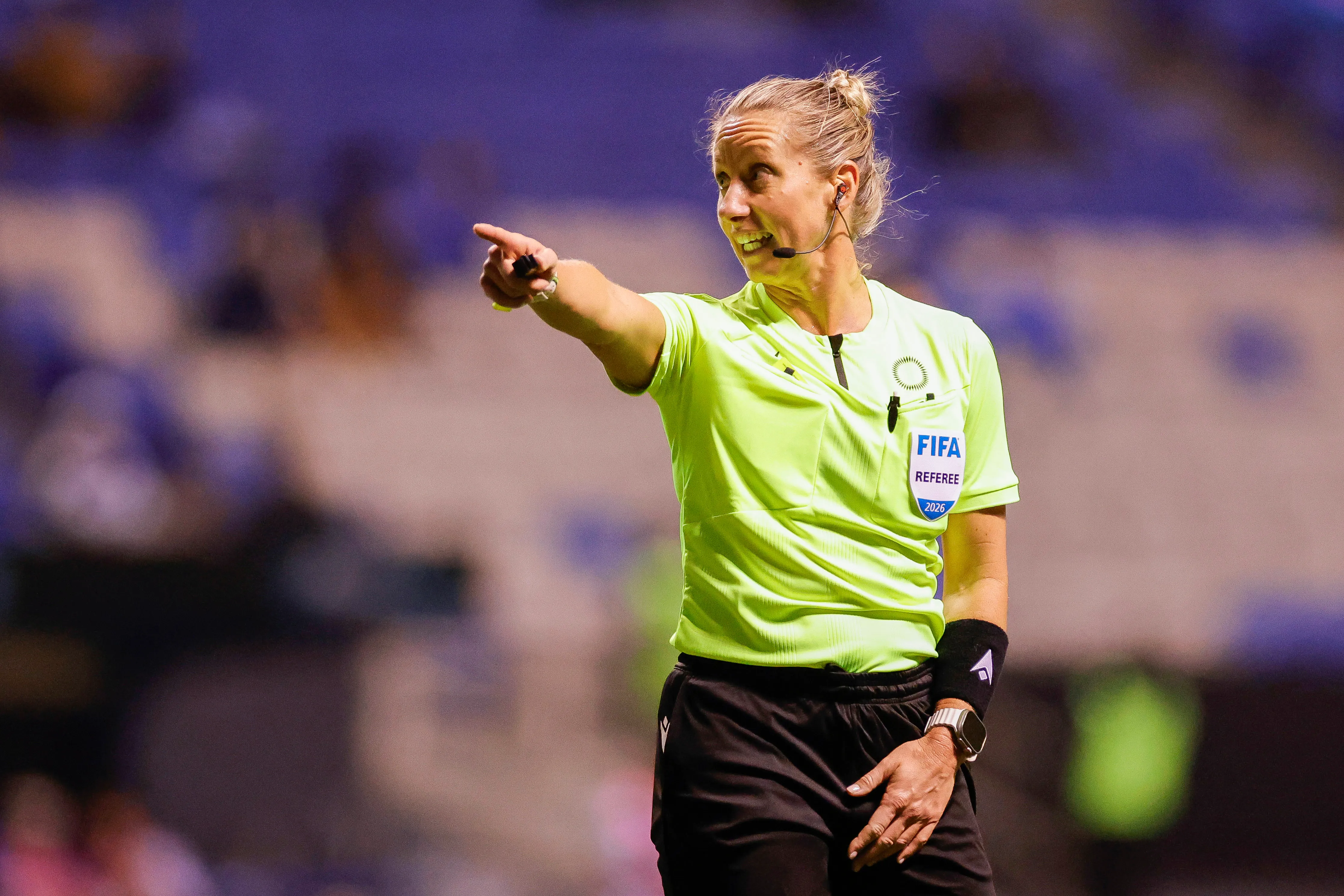 Tori Penso, la segunda mujer en arbitrar un partido de una Copa del Mundo de selecciones masculinas. Getty Images.