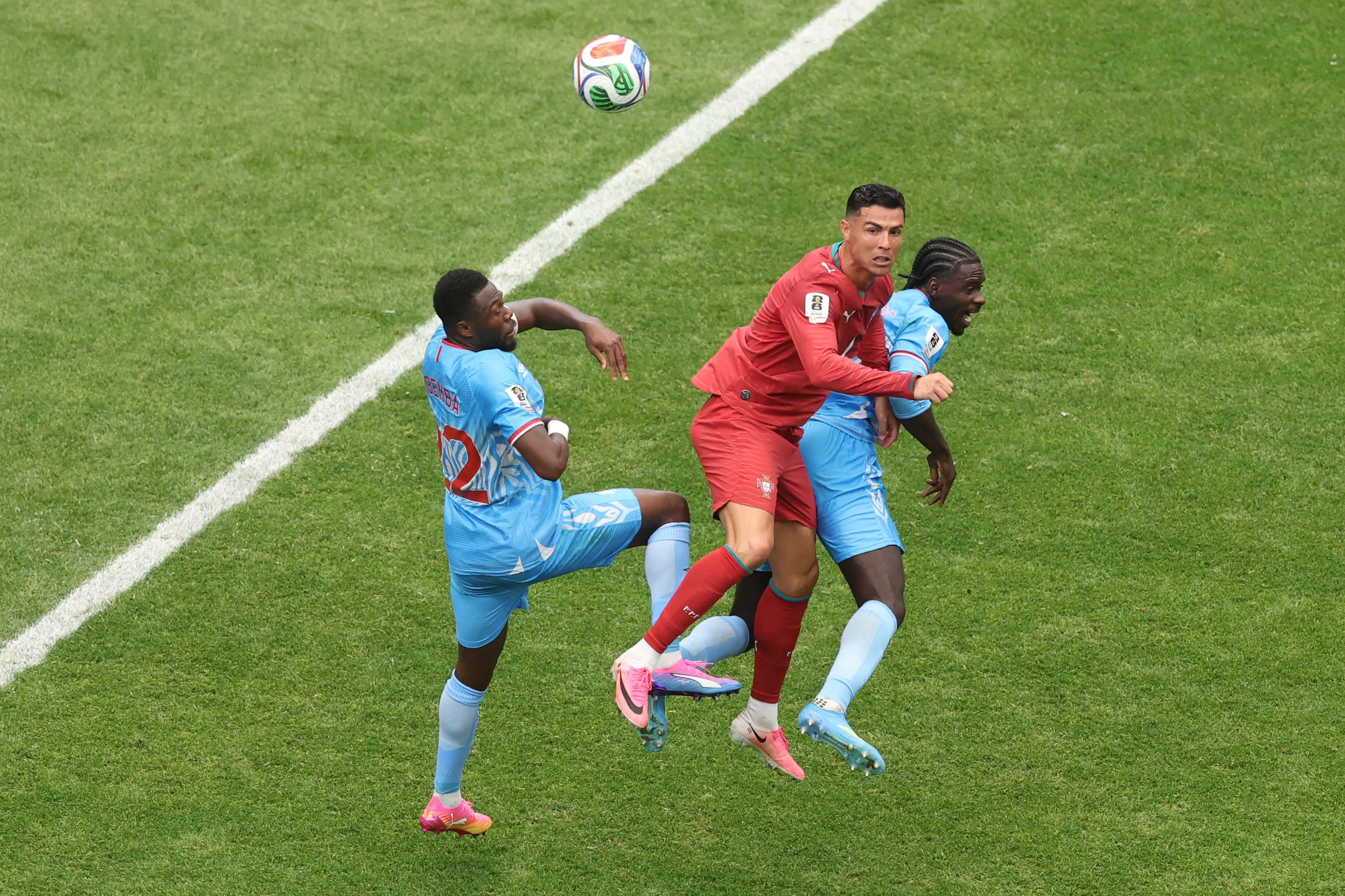 Los jugadores de RD del Congo en la marca a Cristiano Ronaldo. Getty Images.