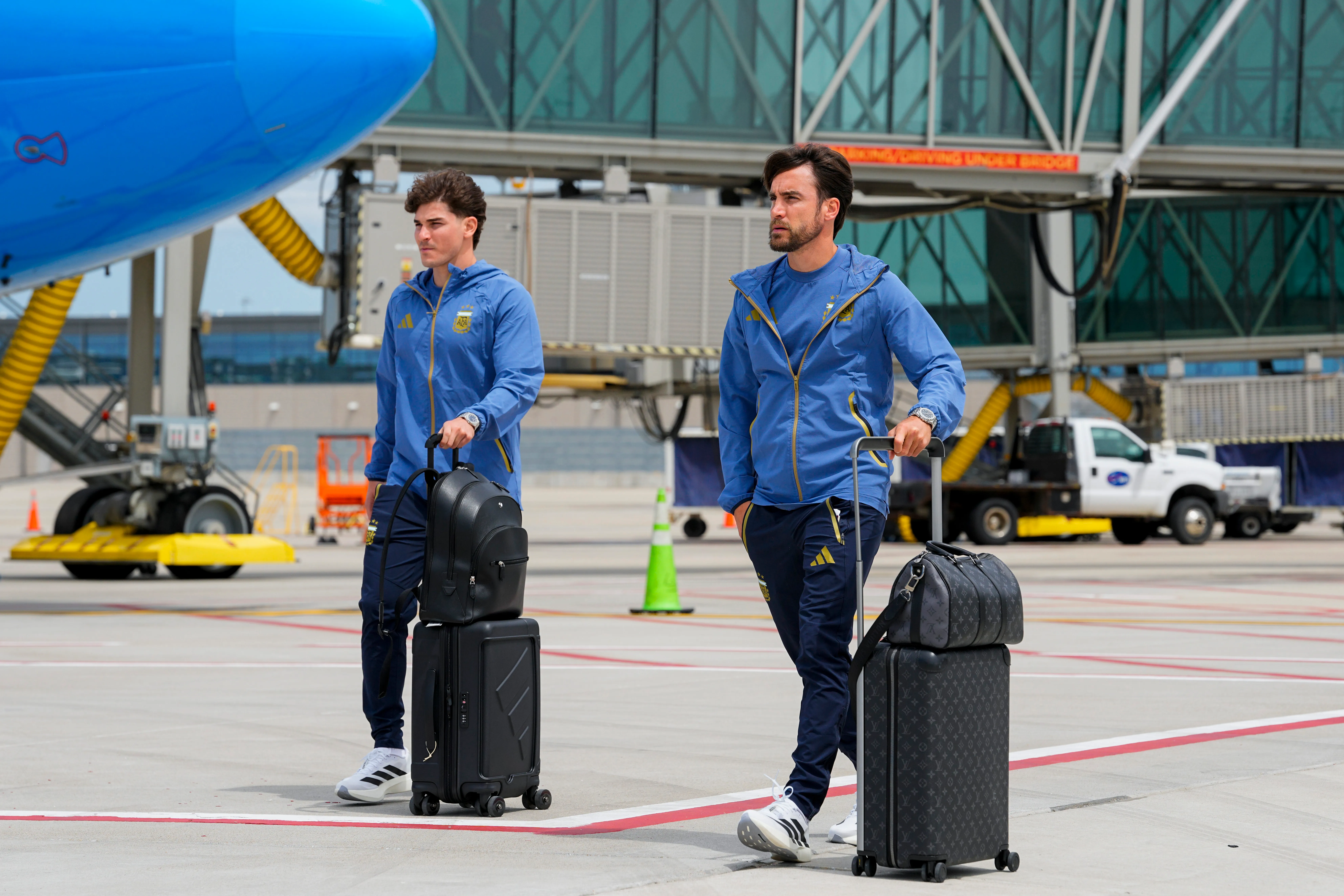 Nicolás Tagliafico y Julián Álvarez, en la Selección Argentina. (Getty Images)