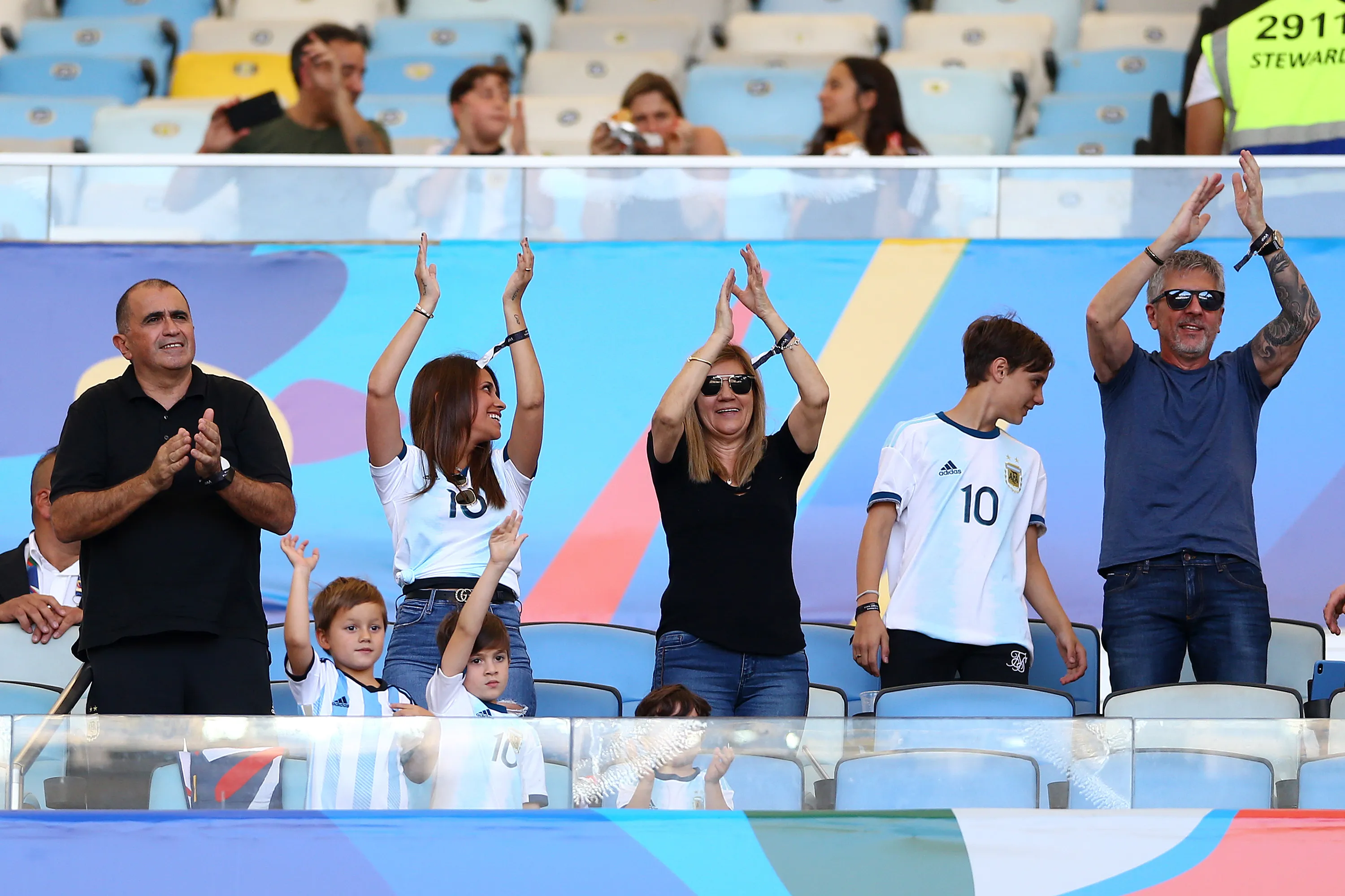 La familia Messi viendo a la Selección Argentina. (Getty Images)