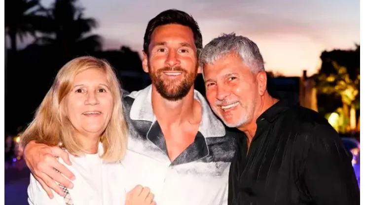 Lionel Messi, junto a su padre Jorge y su madre Celia Cuccittini.