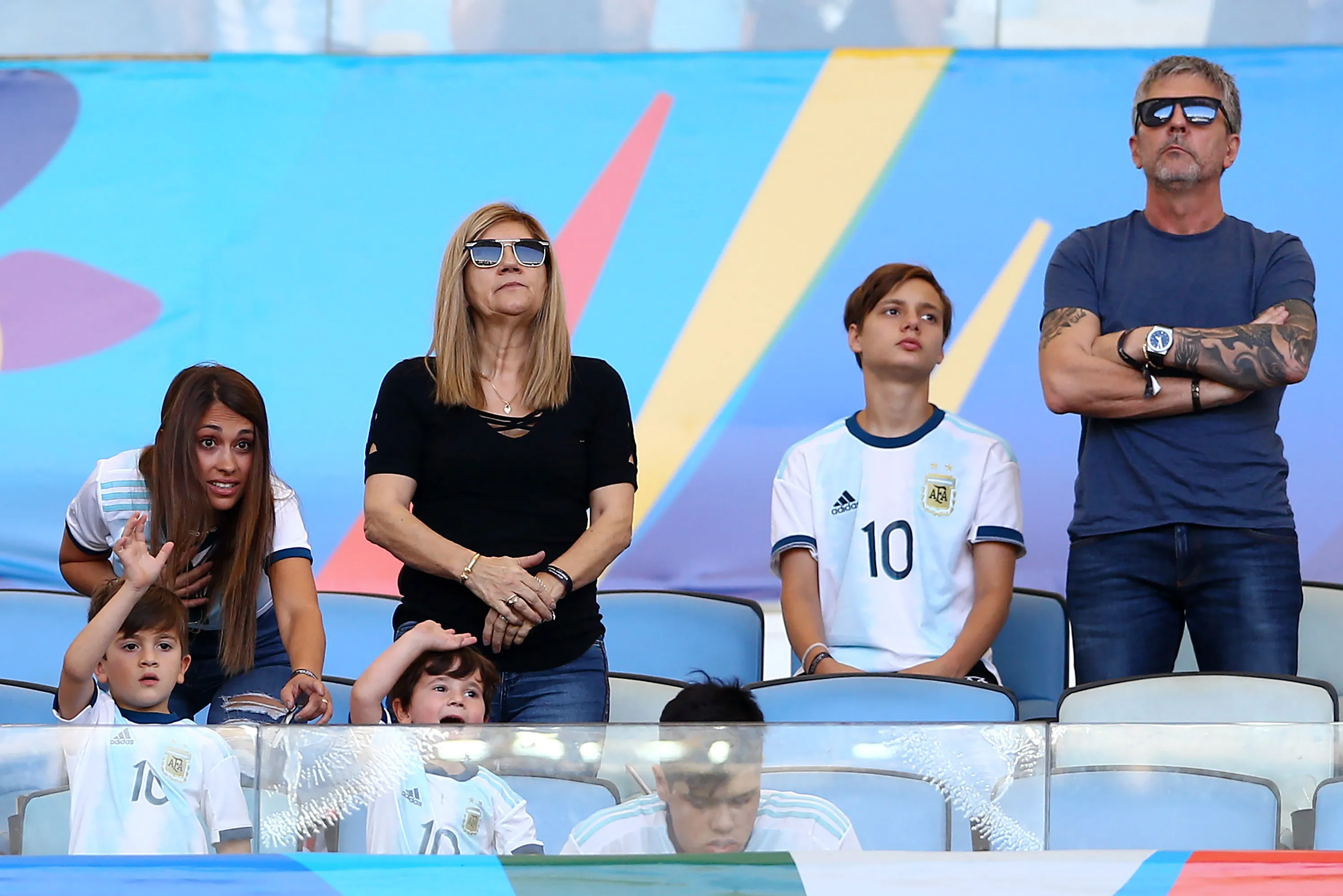 Antonela Roccuzzo, los 3 hijos de Lionel Messi, Celia y Jorge Messi. (Foto: Getty).