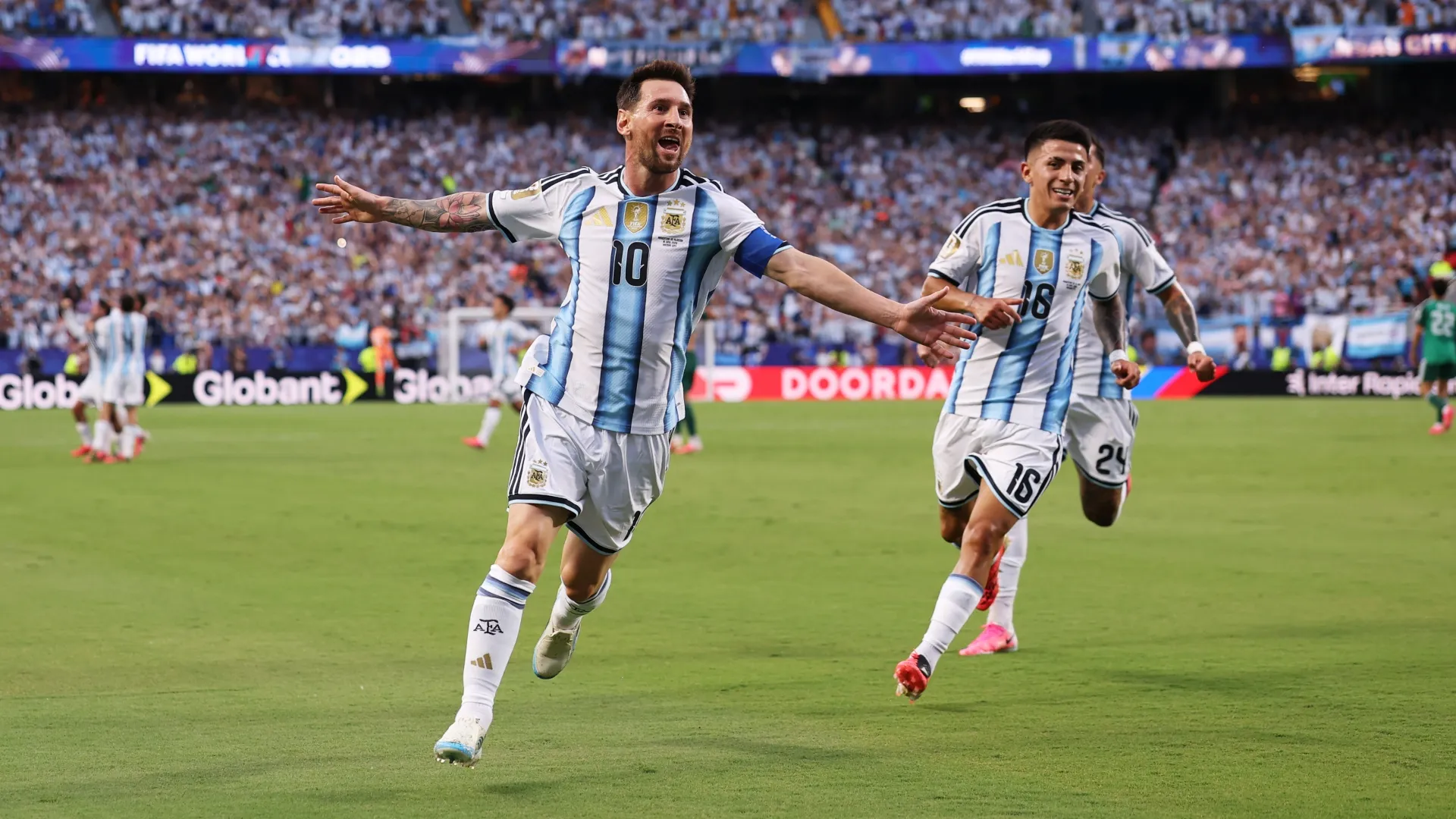 Messi, Almada y Enzo Fernández celebran uno de los tantos del 10.