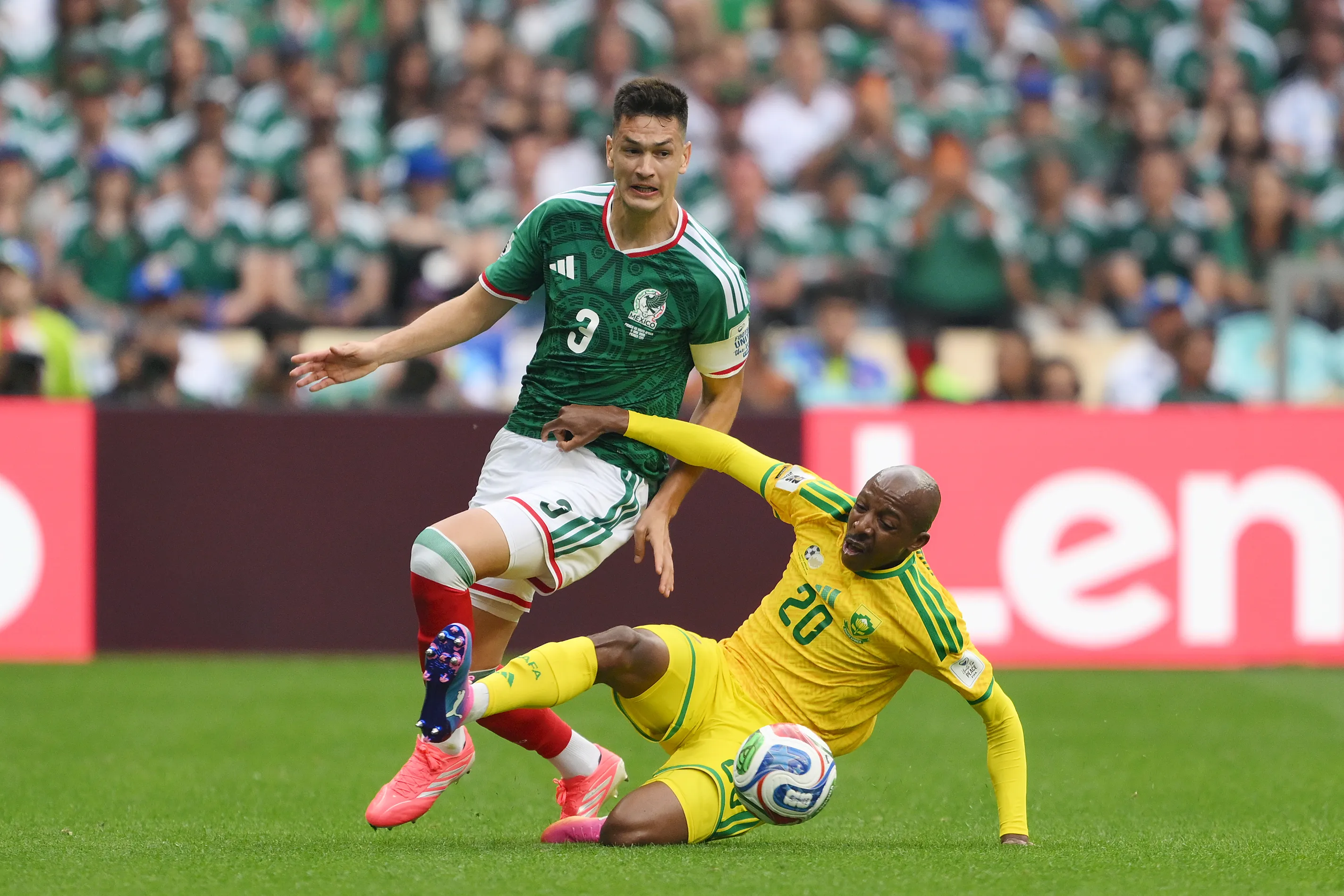 César Montes, baja tras la expulsión ante Sudáfrica. (Foto: Getty)