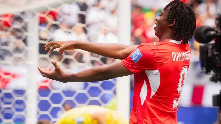 Johan Manzambi festeja su primer gol ante Bosnia.
