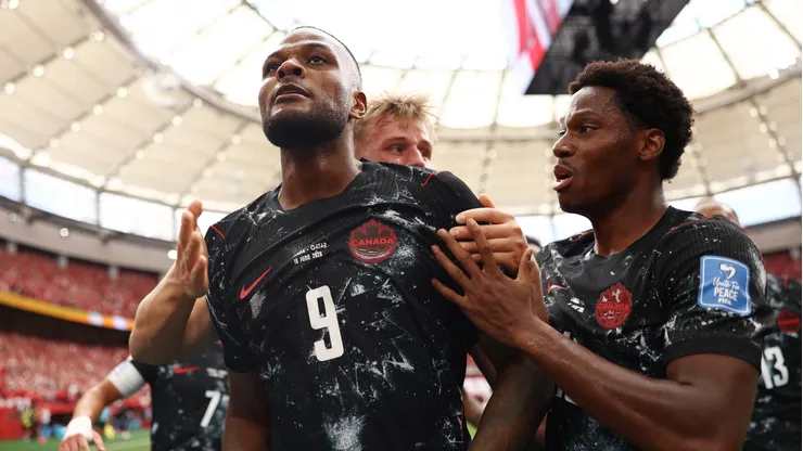 Cyle Larin puso en ventaja a Canadá sobre Qatar.
