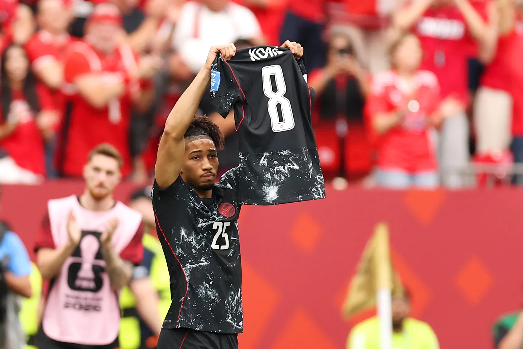 Homenaje inmediato de Saliba a Koné.