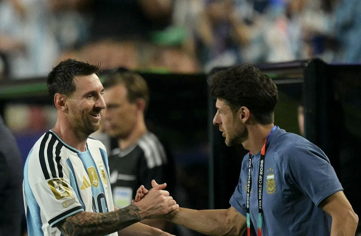 La felicitación de Aimar a Messi tras su triplete ante Argelia.