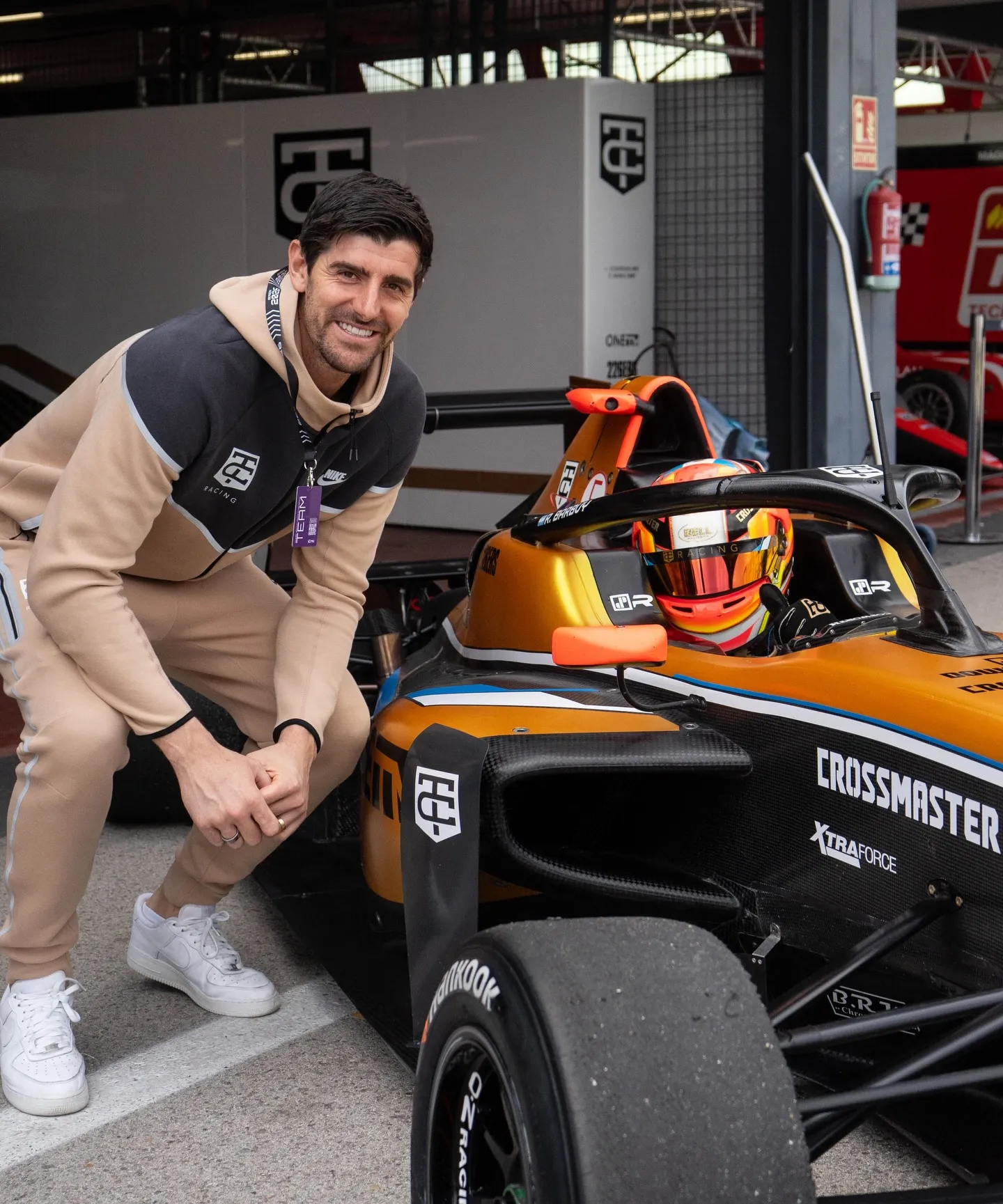 Renzo Barbuy, en el auto, junto al presidente de su equipo: Thibaut Courtois. (Foto: archivo)