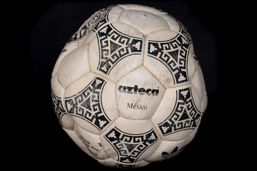 Aquel balón quedó en manos del árbitro y se subastó en 2022. Foto Archivo.