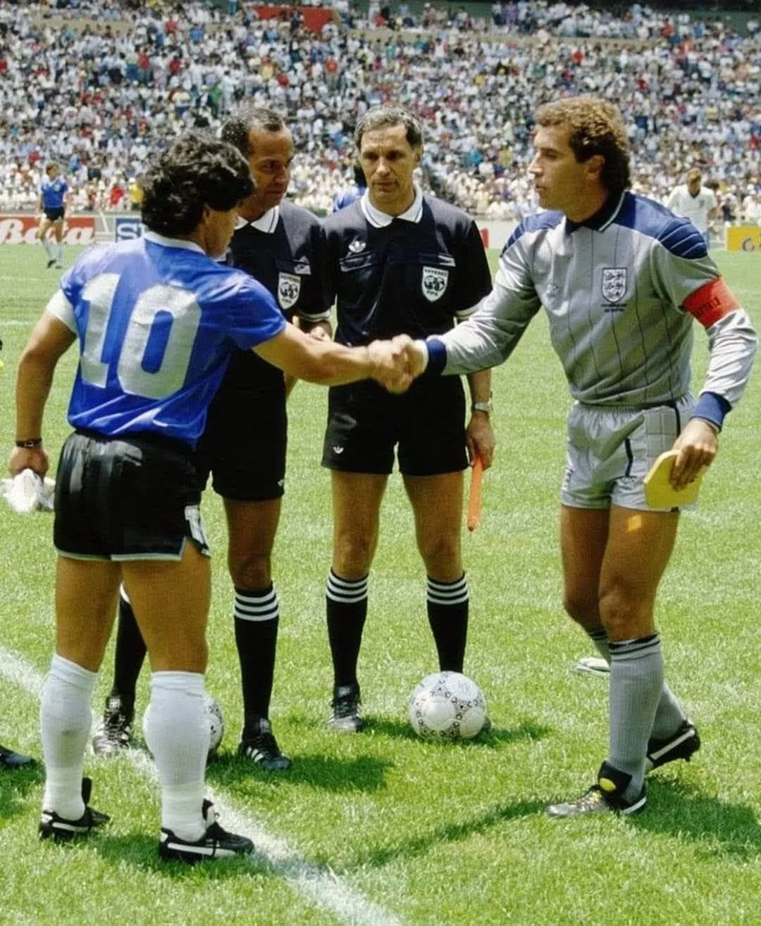 Bin Nasser, de costado, entre Maradona y Shilton. Foto archivo.