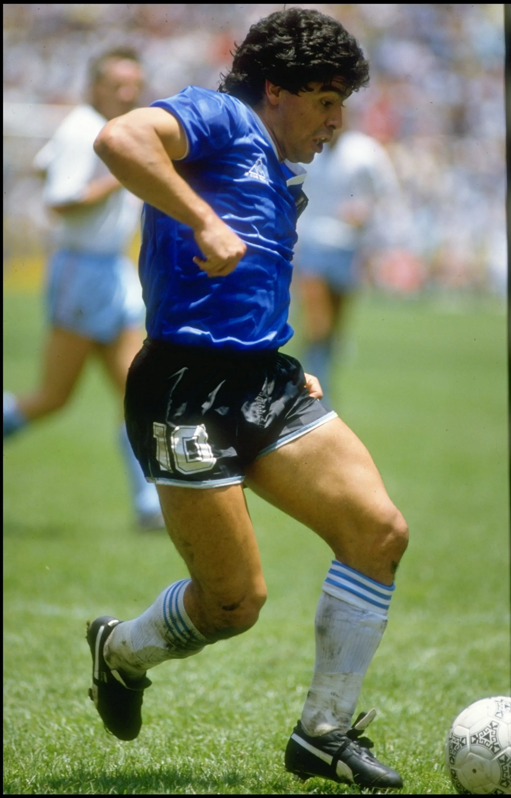 Maradona y la pelota que subastó Bin Nasser. Foto Getty Images.