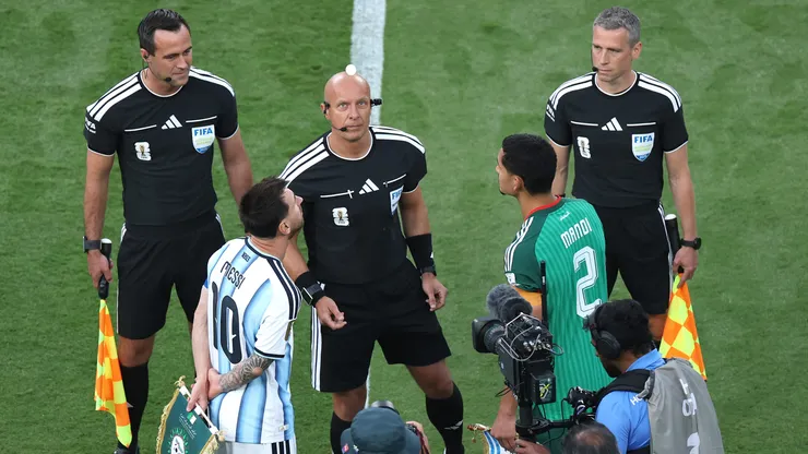 KANSAS CITY, MISSOURI - JUNE 16: Captains Lionel Messi #10 of Argentina and Aissa Mandi #2 of Algeria attends the coin toss before the FIFA World Cup 2026 Group J match between Argentina and Algeria at Kansas City Stadium on June 16, 2026 in Kansas City, Missouri. (Photo by Francois Nel/Getty Images)