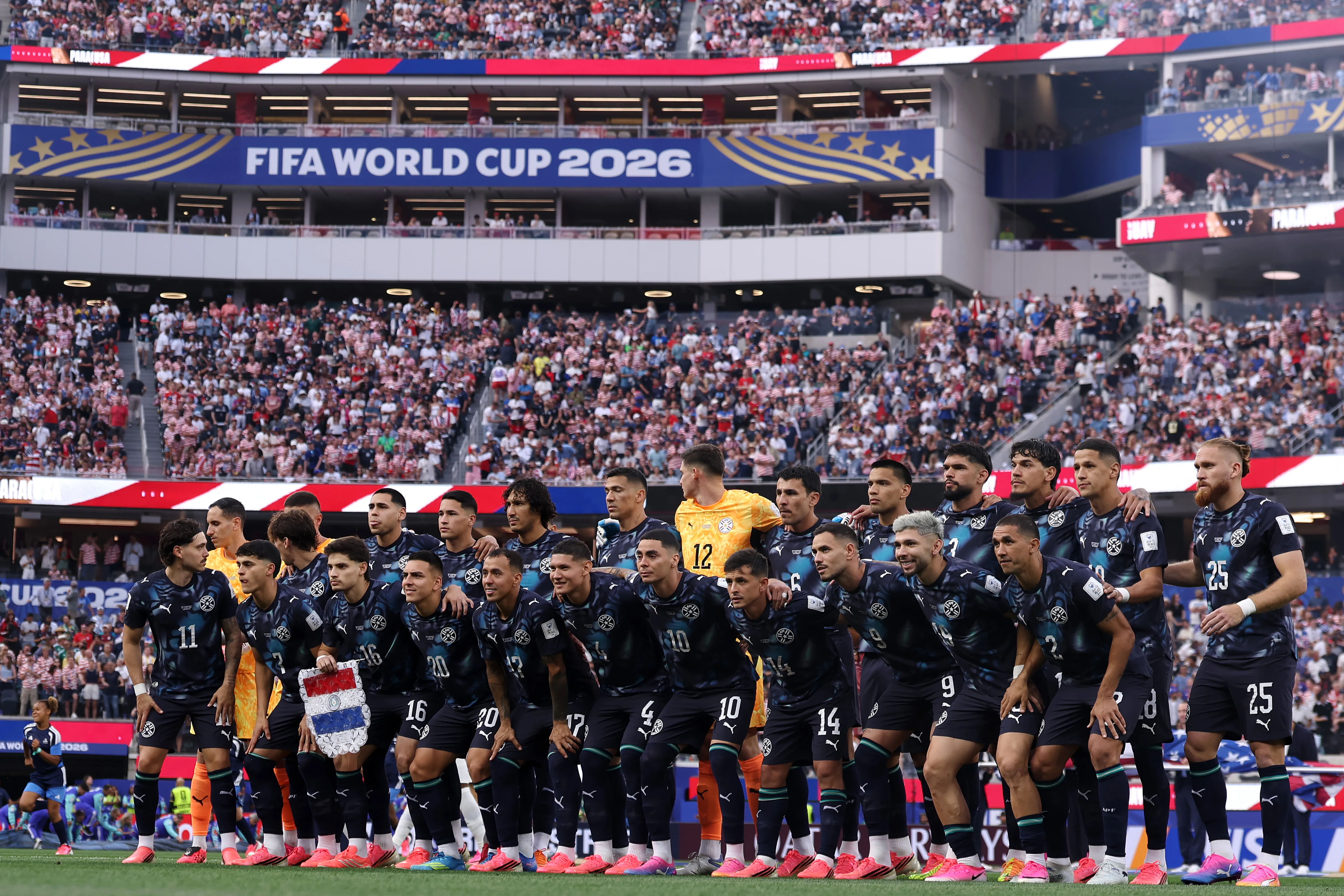 El plantel de Paraguay previo a enfrentar a Estados Unidos. (Dean Mouhtaropoulos/Getty Images)