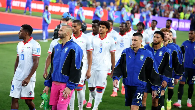 Los jugadores de Haití y Brasil en la previa al encuentro.