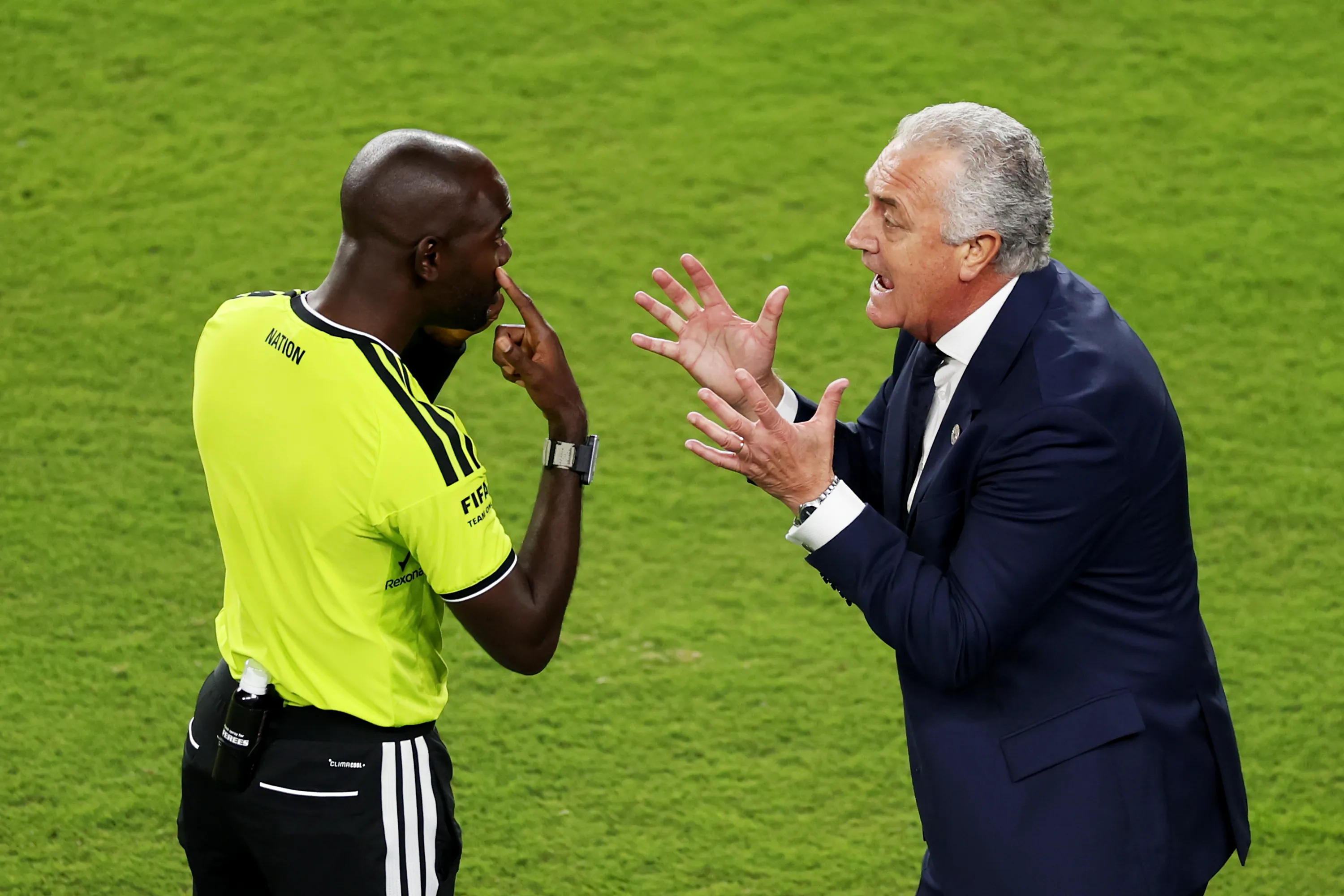 Gustavo Alfaro reclamando al árbitro en Paraguay – Turquía por el Mundial 2026. (Getty Images)
