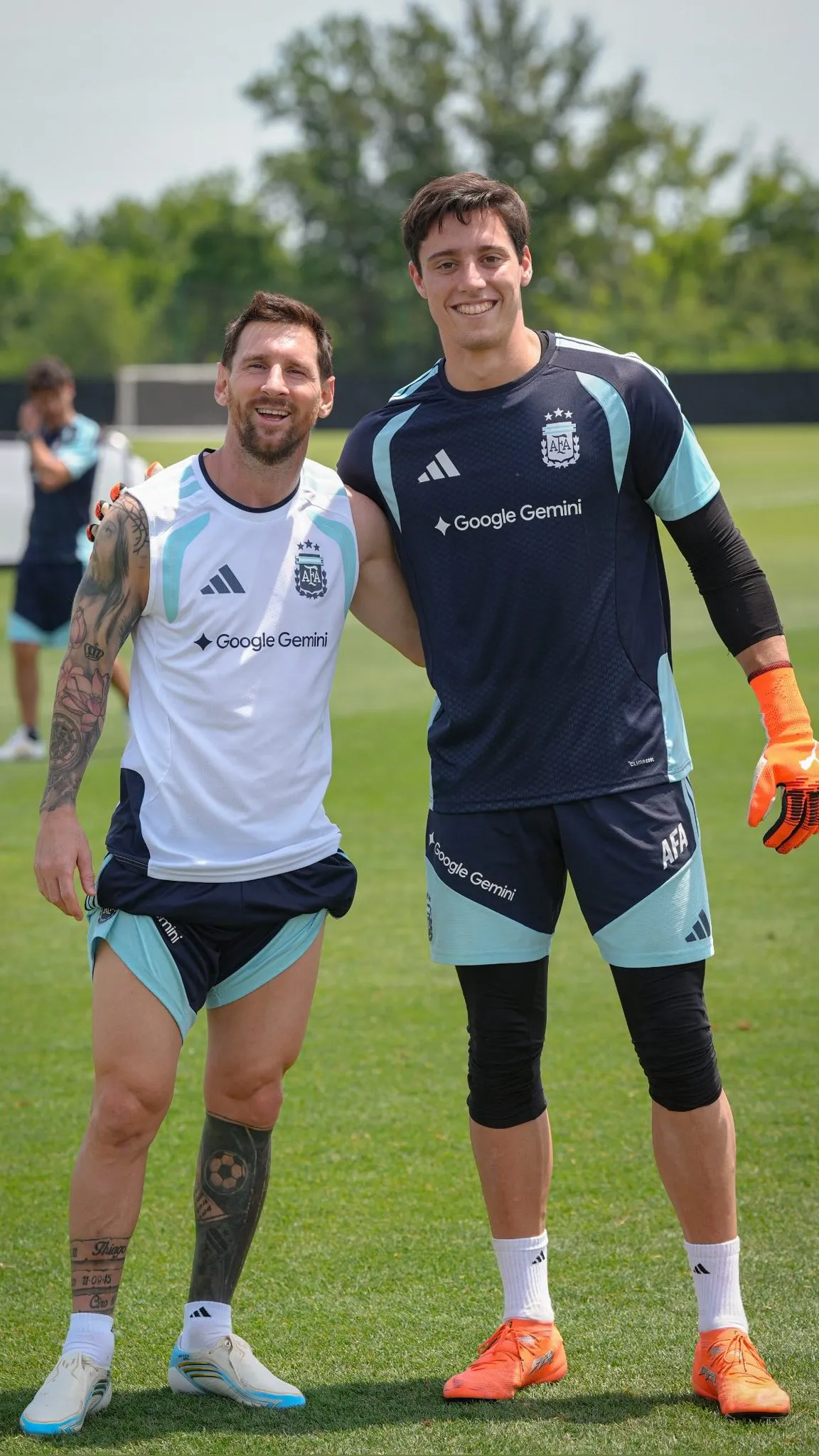Lionel Messi y Santiago Beltrán. (Foto: @RiverPlate).