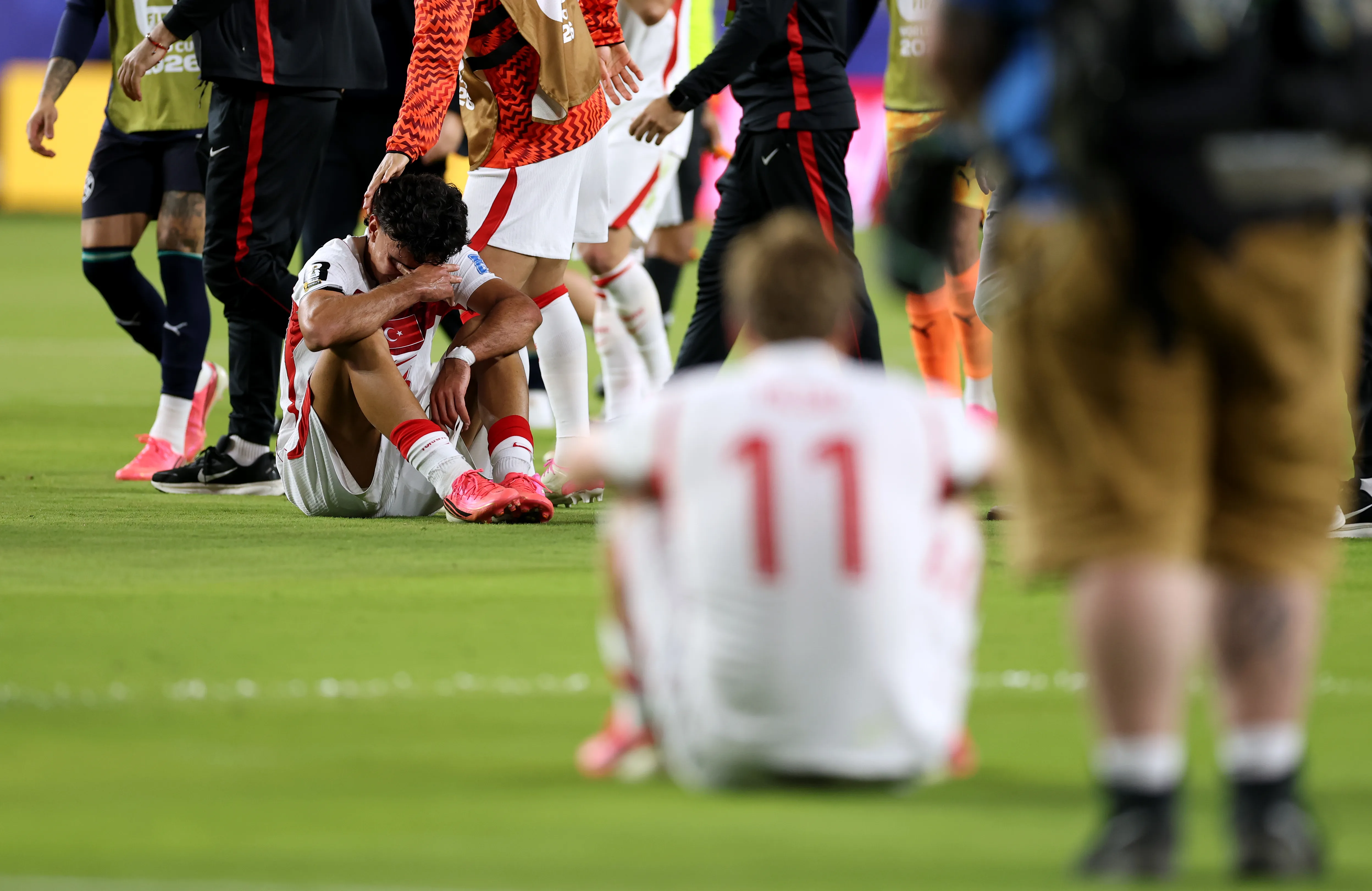 Can Uzun llora desconsolado por la eliminación de Turquía. (Richard Heathcote/Getty Images)