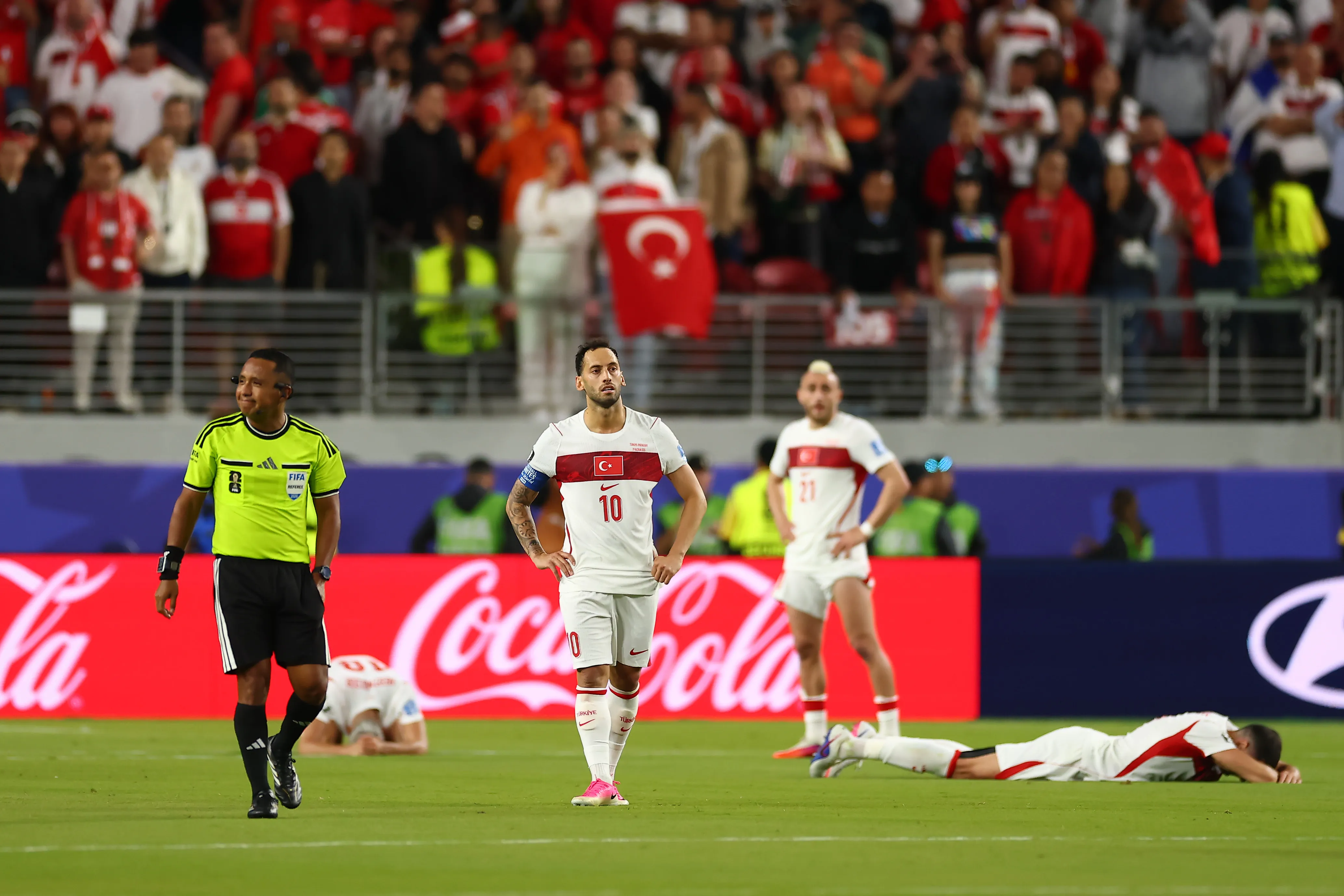 Hakan Çalhanoğlu sufre junto a sus compañeros. (Dean Mouhtaropoulos/Getty Images)