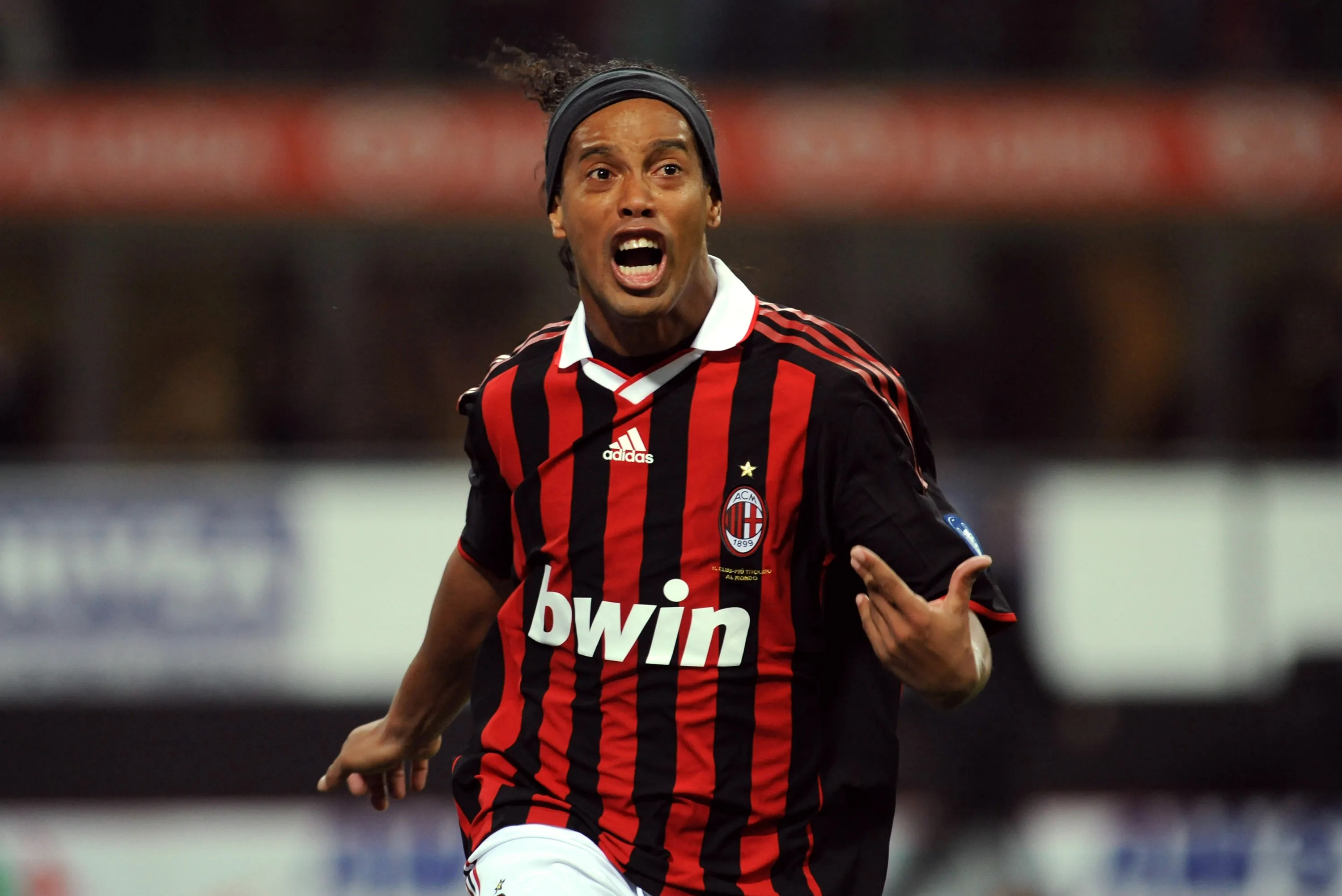 Ronaldinho con la camiseta de Milan. (Foto: Getty)