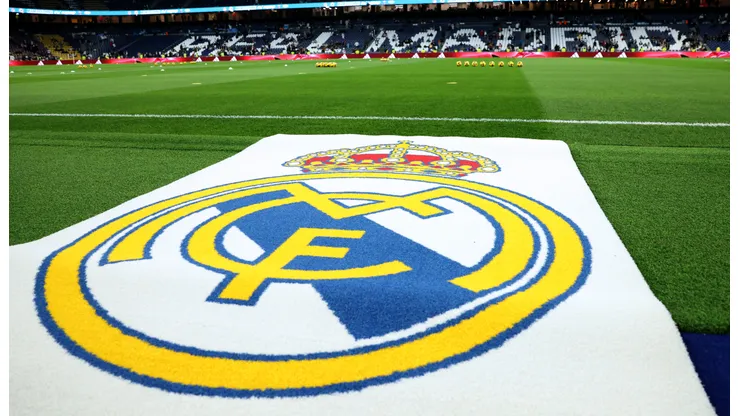 El escudo de Real Madrid en el Estadio Santiago Bernabéu.