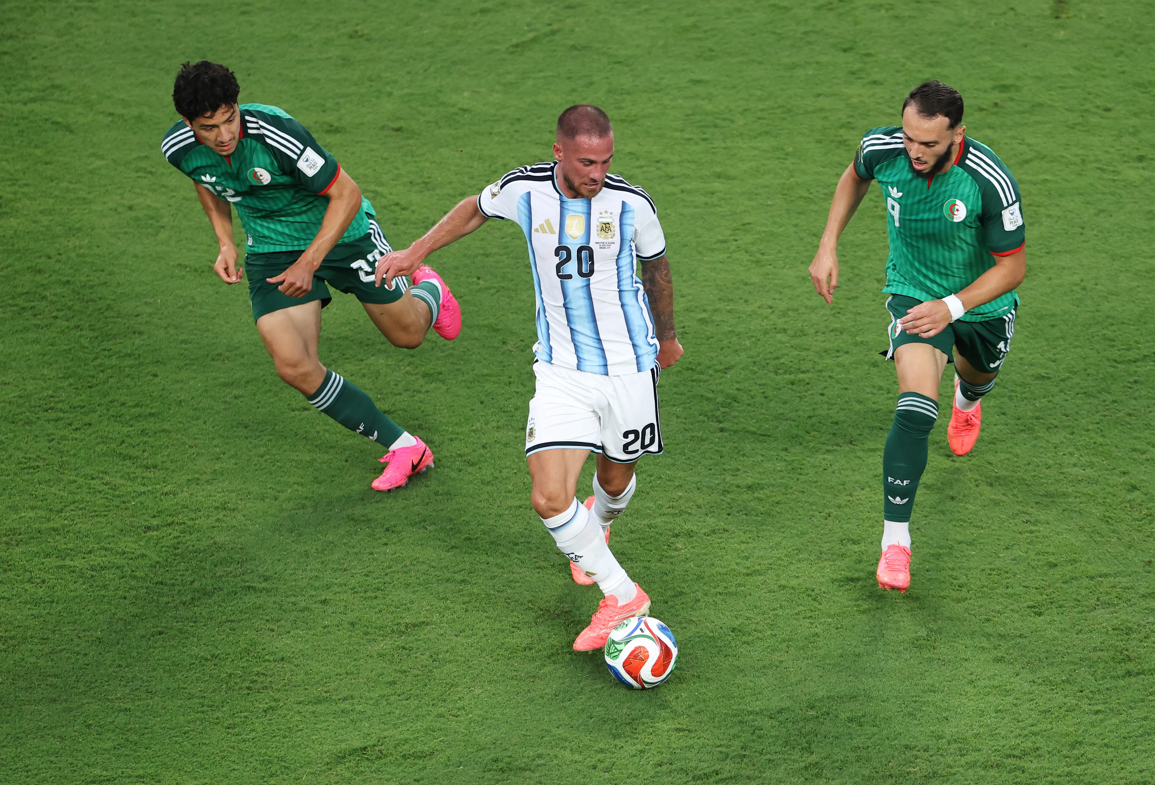 Alexis Mac Allister ante Argelia. (Foto: Getty).