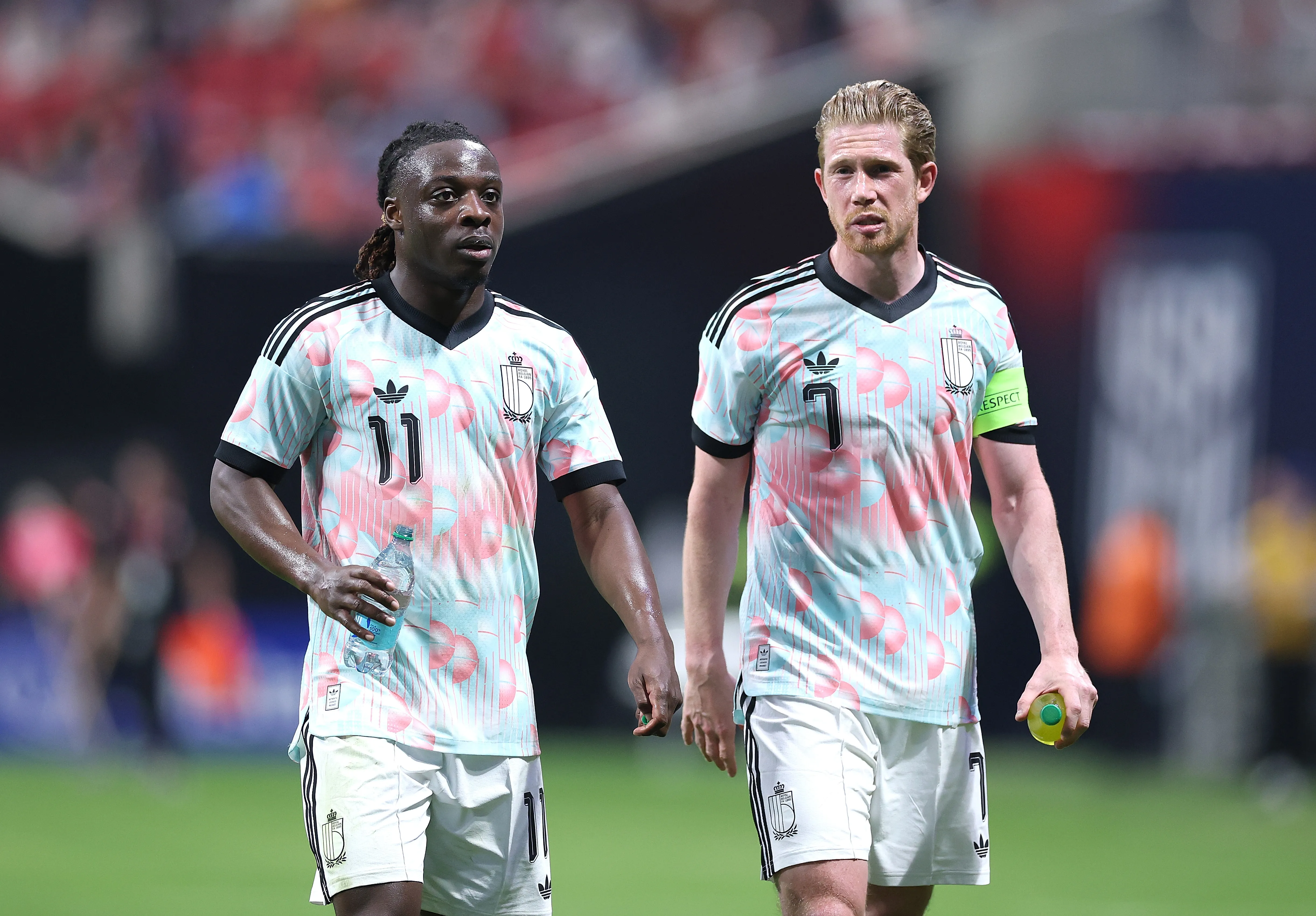 Jeremy Doku y Kevin De Bruyne en la Selección de Bélgica. (Getty Images)
