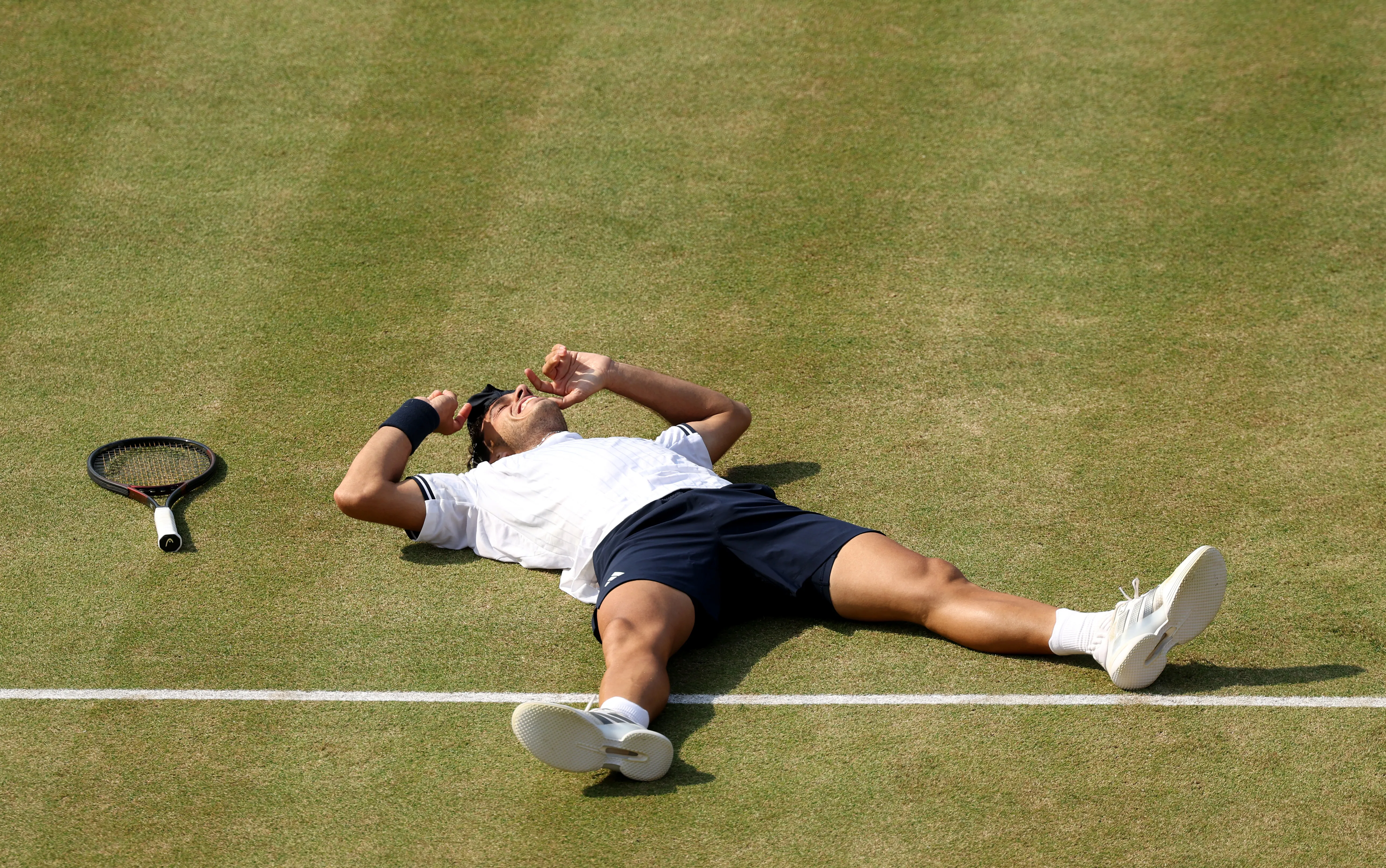 Cerúndolo celebra en el césped de Queen´s. (Foto: Getty).