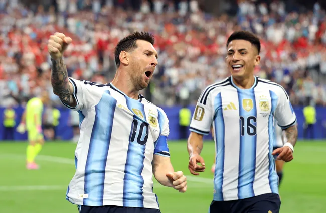 Lionel Messi y Thiago Almada en Argentina – Austria por el Mundial 2026. (Getty Images)