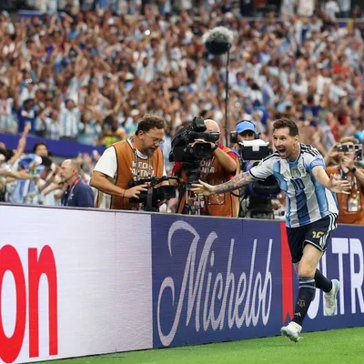 Messi celebró su segundo gol con un periodista argentino