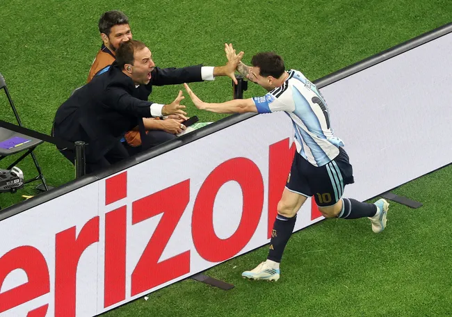 Lionel Messi celebra su segundo gol con el periodista Joaquín Bruno. (Getty Images)