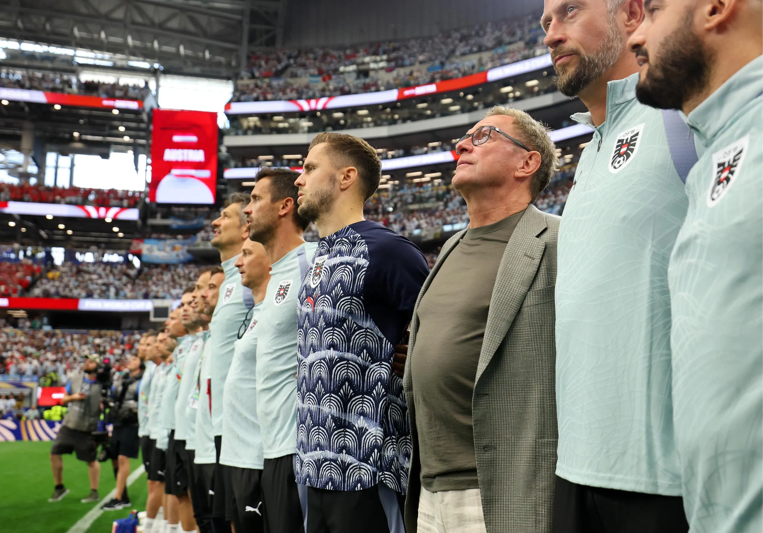 Ralf Rangnick y su cuerpo técnico en la previa del Argentina vs. Austria. Getty Images.