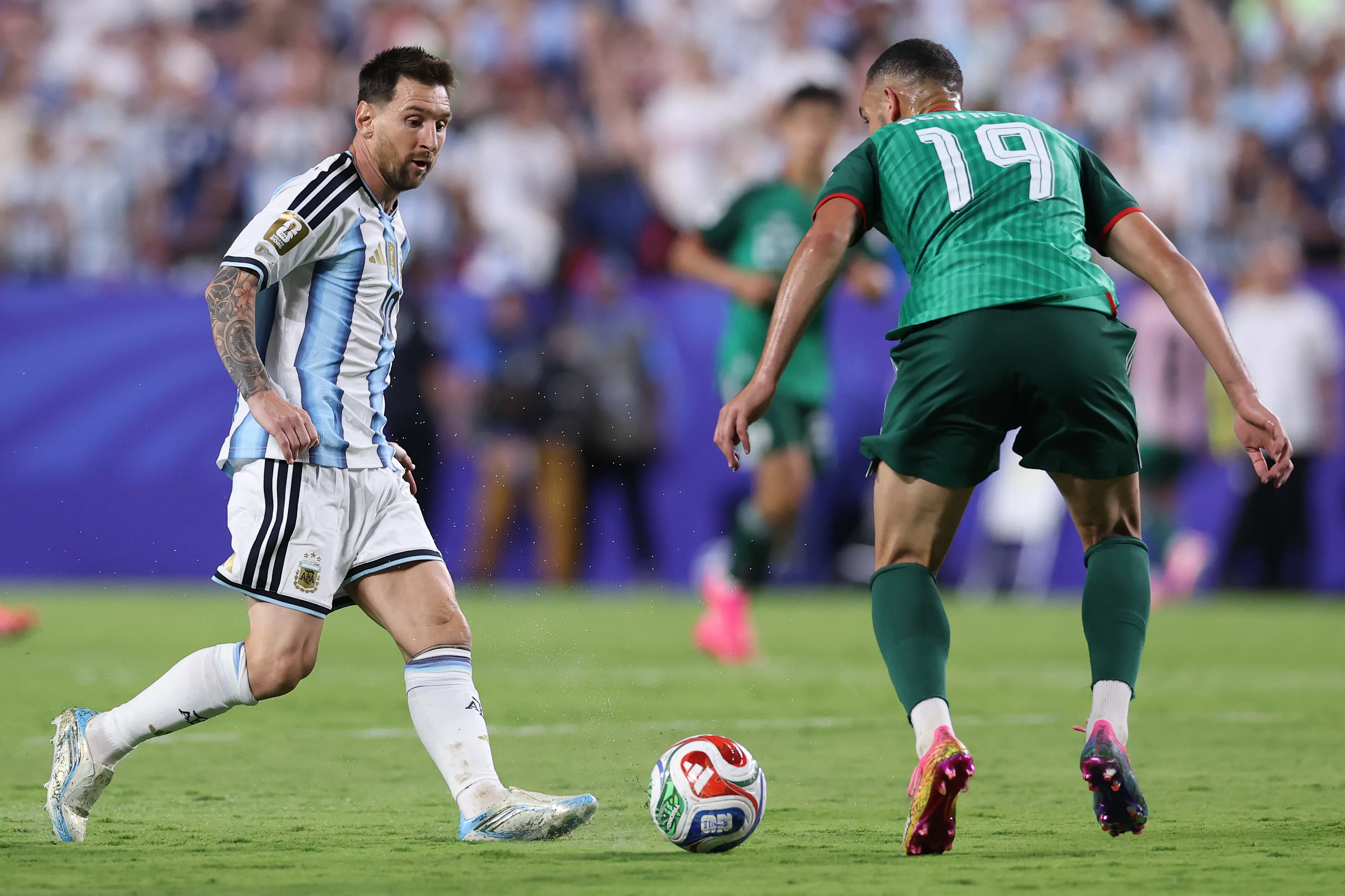 Bentaleb ante Messi en el debut de Argelia. (Foto: Getty)