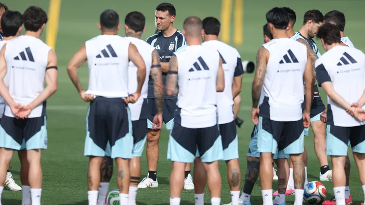 Como Argentina ya se aseguró el primer puesto del Grupo J del Mundial 2026, Lionel Scaloni podrá rotar jugadores en la última fecha con Jordania.