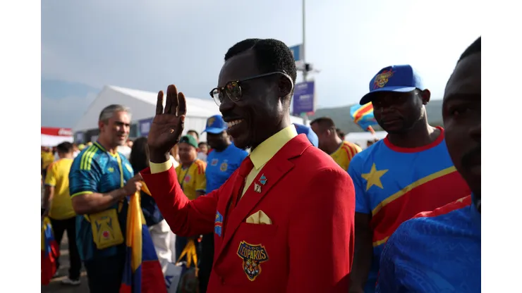 Quién es Lumumba Vea, el “hincha-estatua” de Congo que alienta inmóvil en el partido contra Colombia por el Mundial