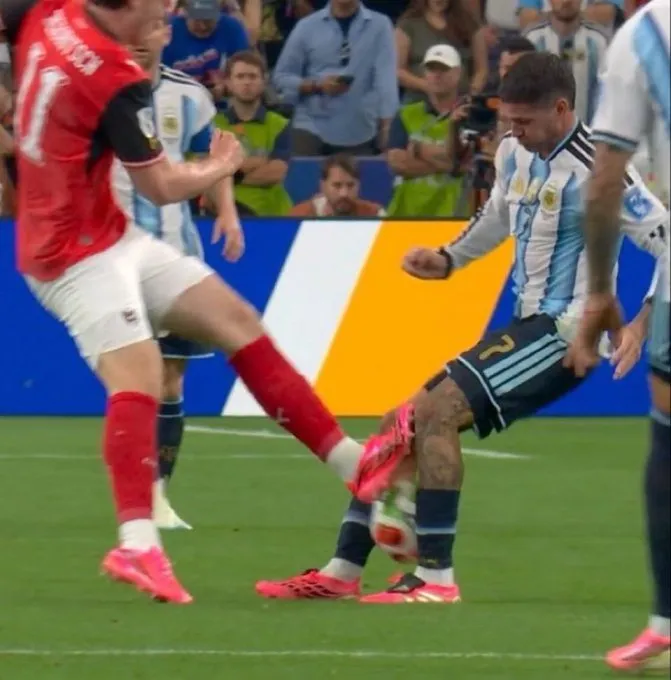 El momento de la dura infracción que sufrió Rodrigo De Paul.