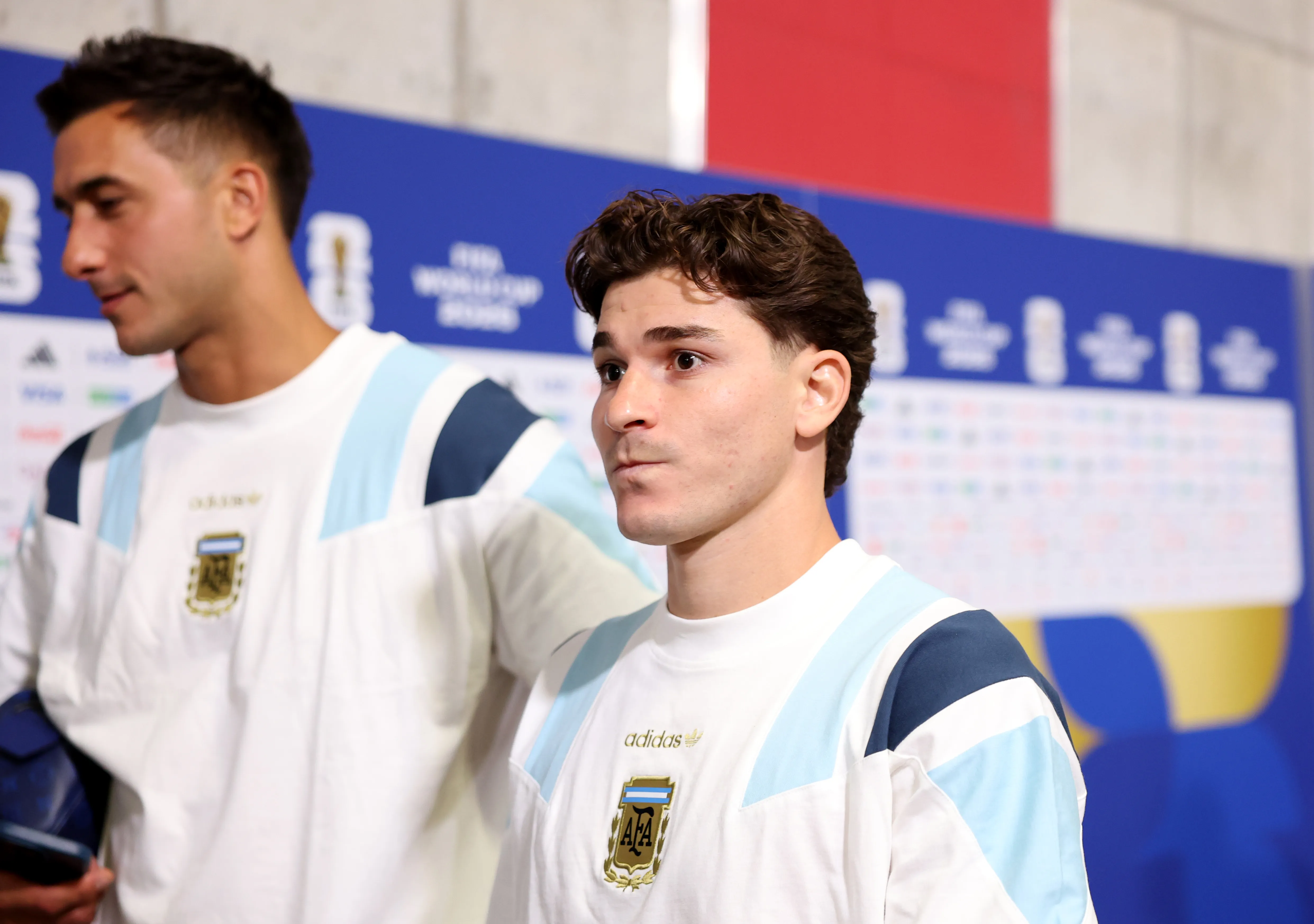 Sin haber sido todavía influyente en el Mundial, Julián Álvarez es tema de debate constante en España.