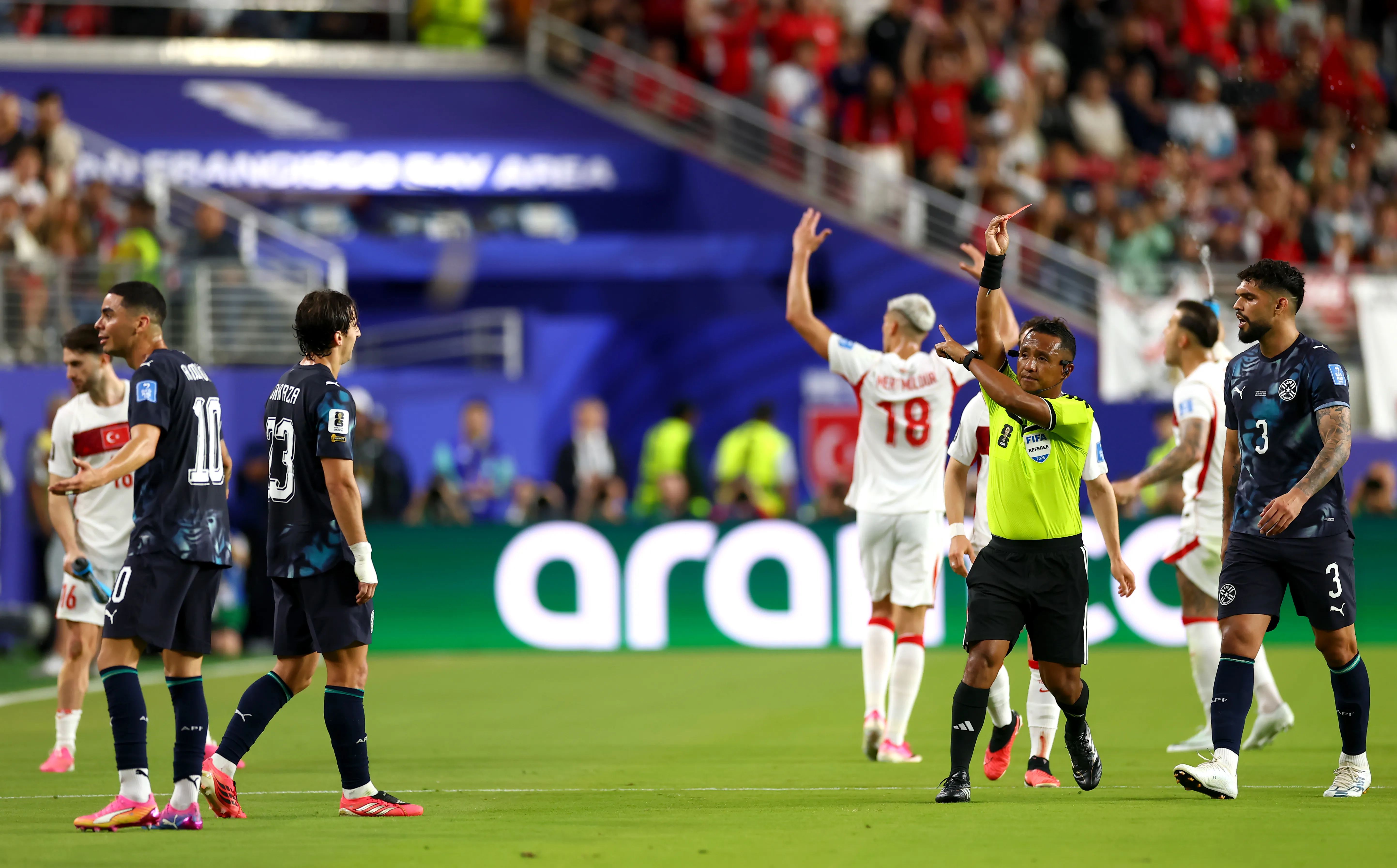 La expulsión de Almirón ante Turquía. (Foto: Getty)