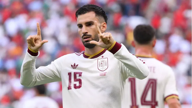 Álex Baena festeja su gol ante Uruguay.