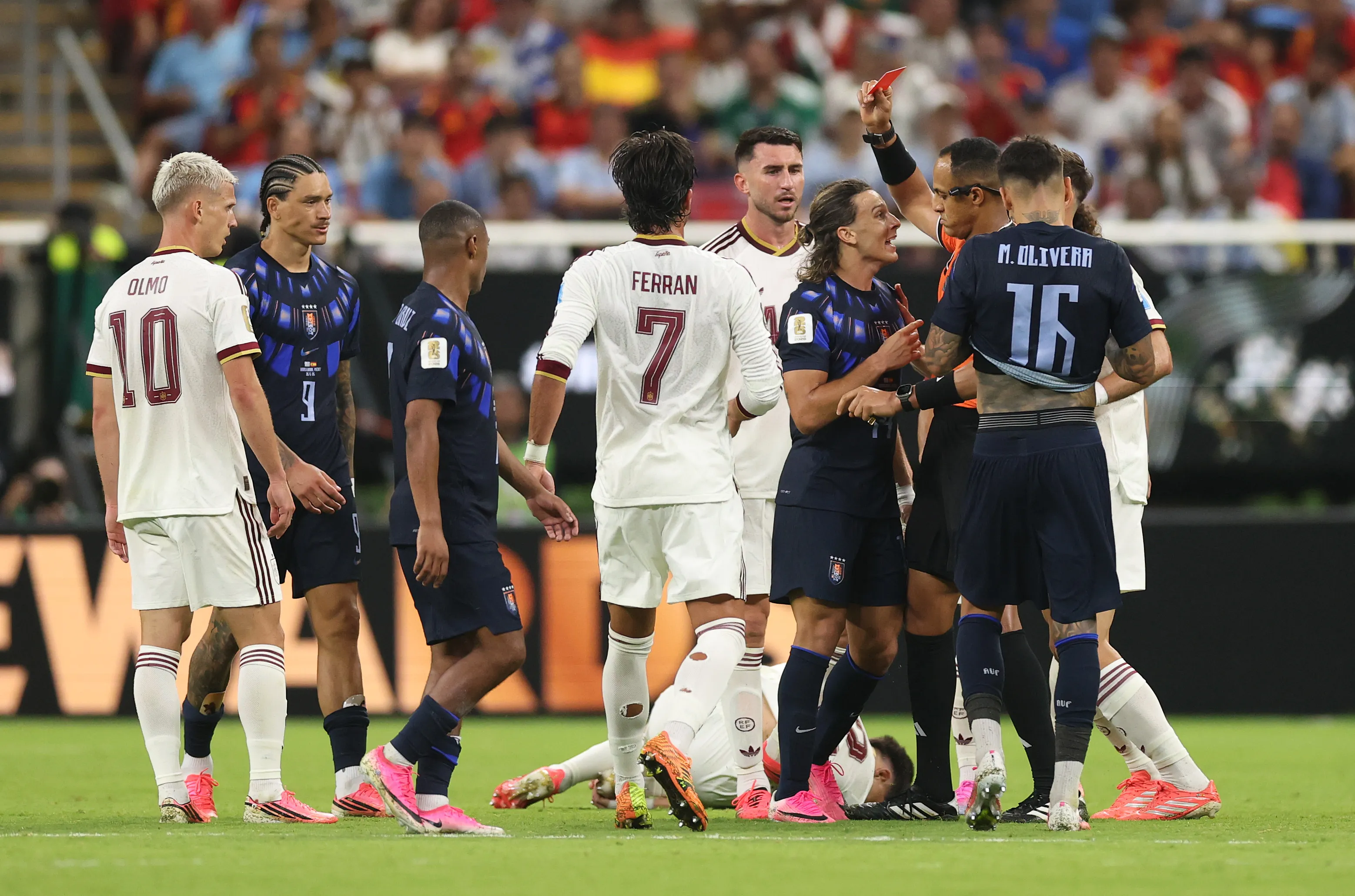 El momento de la expulsión de Canobbio. (Foto: Getty)