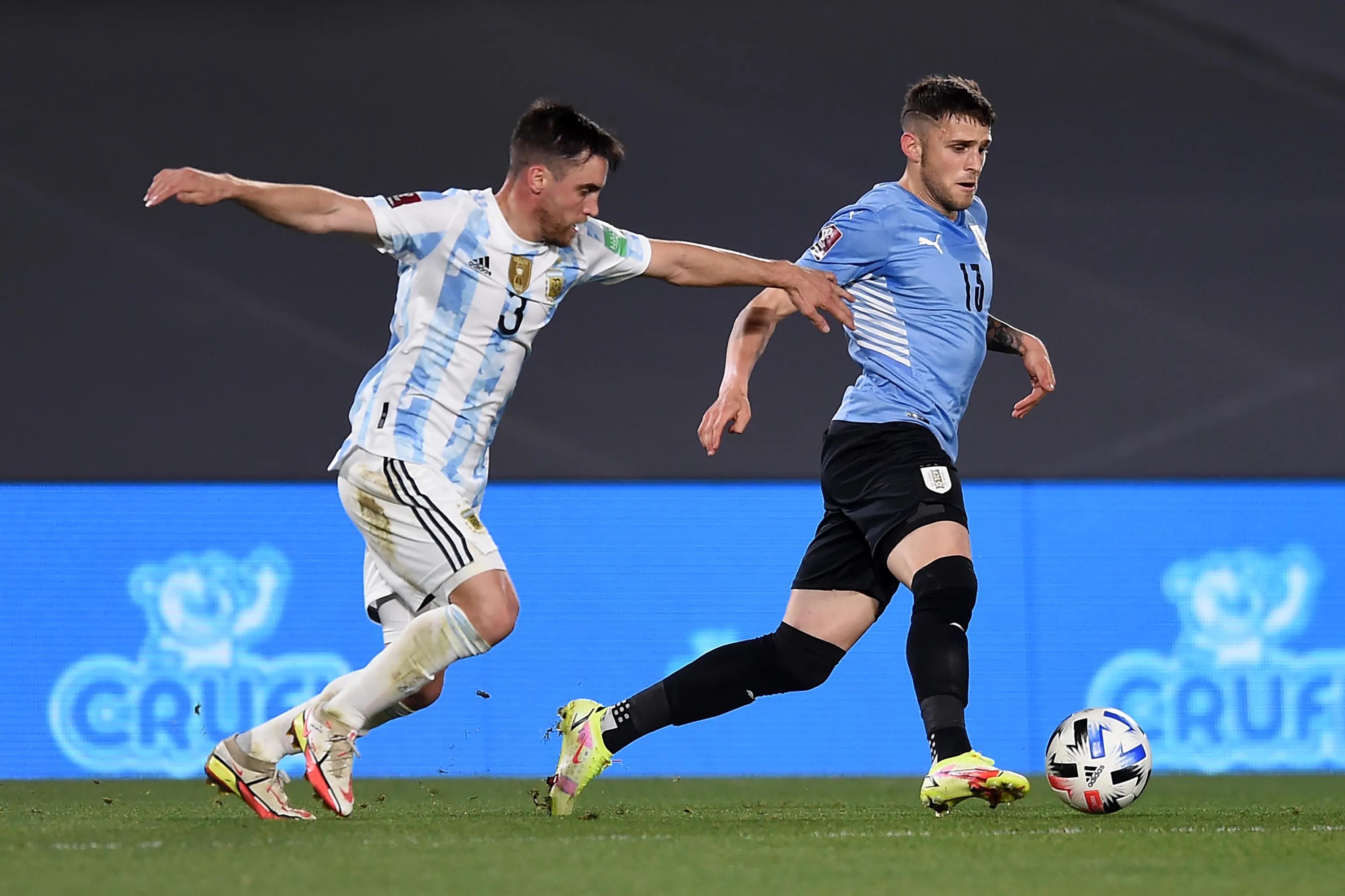 En la Copa América 2021, Giovanni Gonzalez Apud es marcado por Nicolás Tagliafico. (Getty Images)