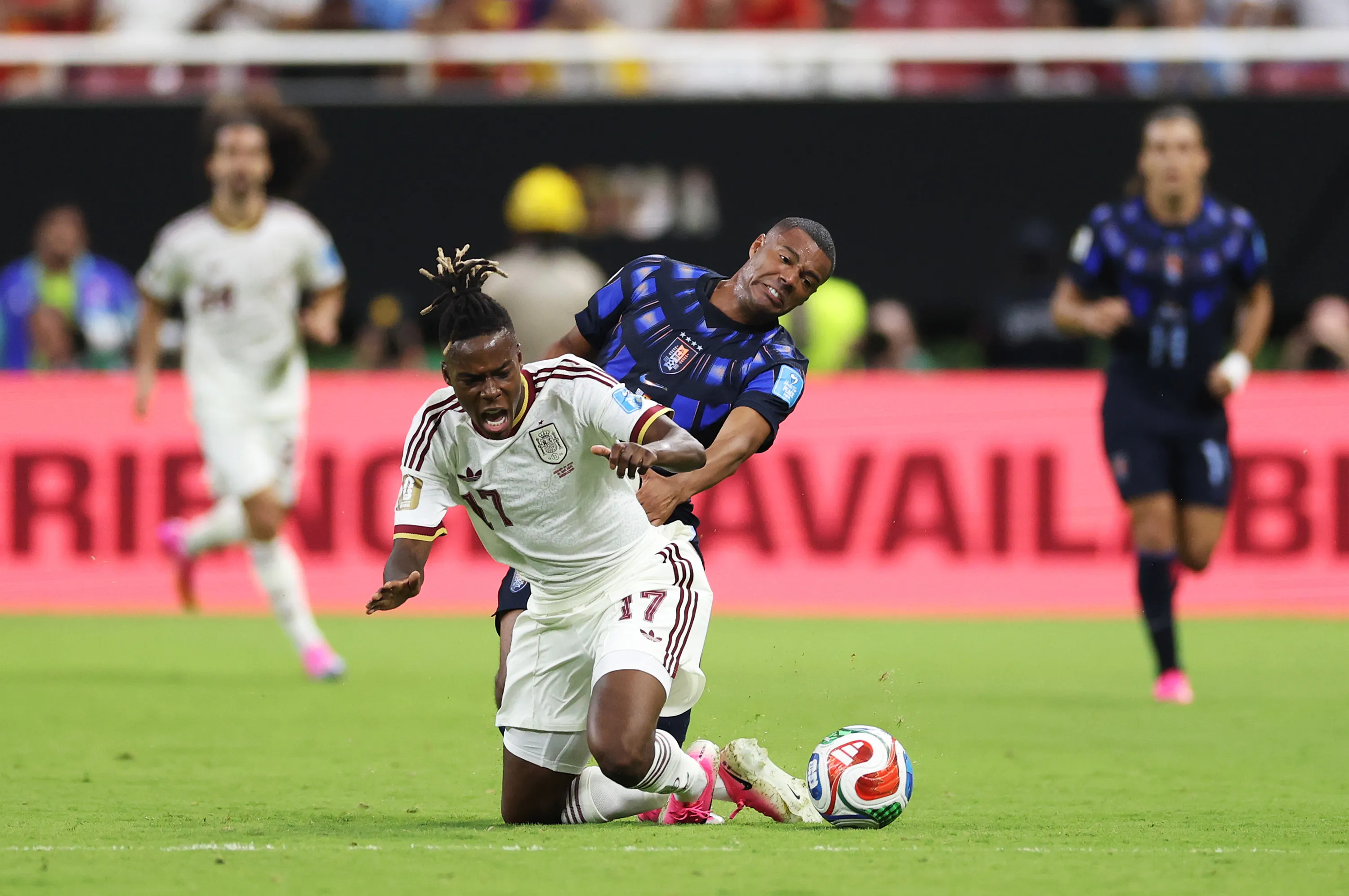 Nico Williams tras la patada de Nicolás De La Cruz en España – Uruguay. (Getty Images)