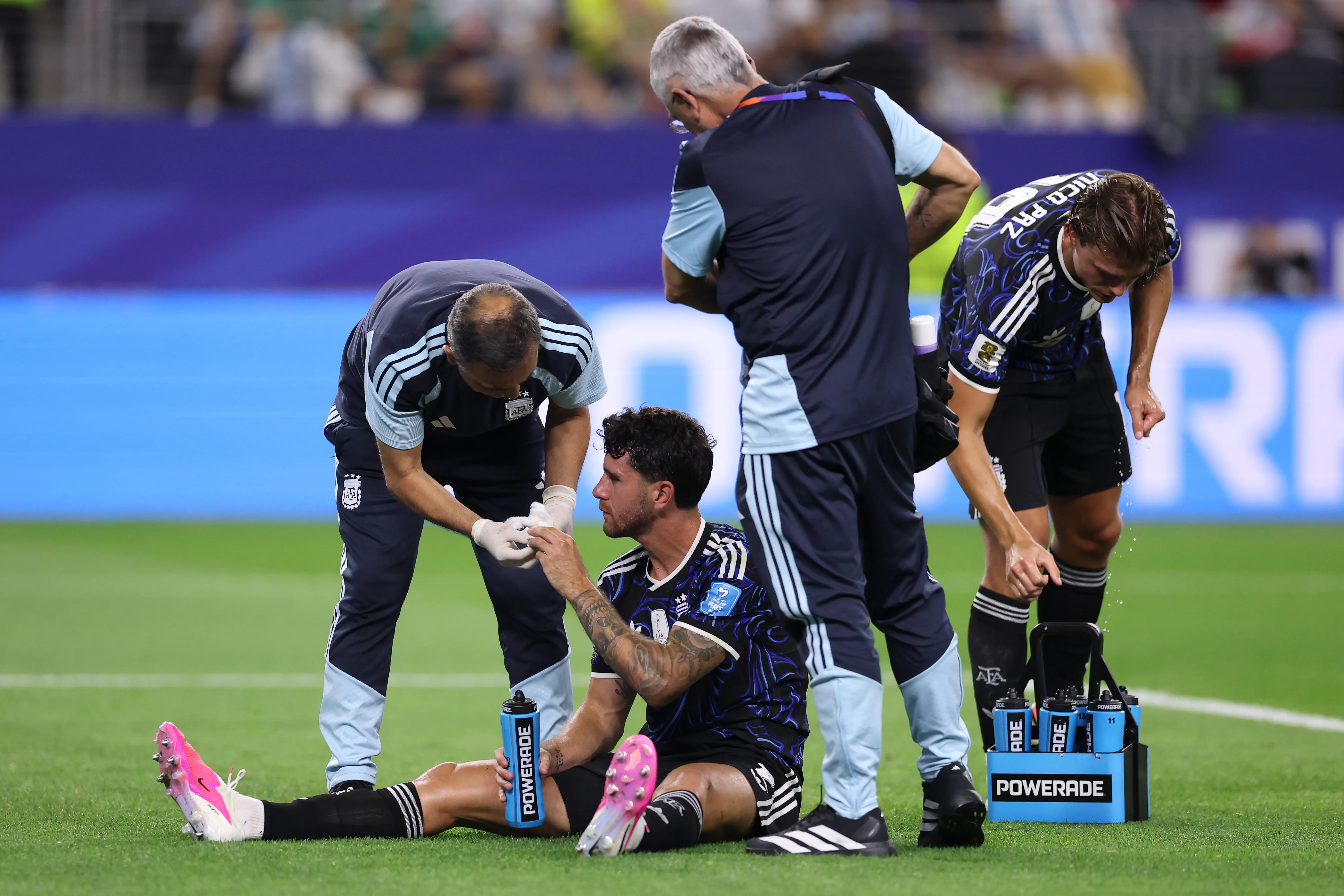 A Marcos Senesi le cometieron el penal que luego Lautaro cambió por gol. (Foto: Getty).