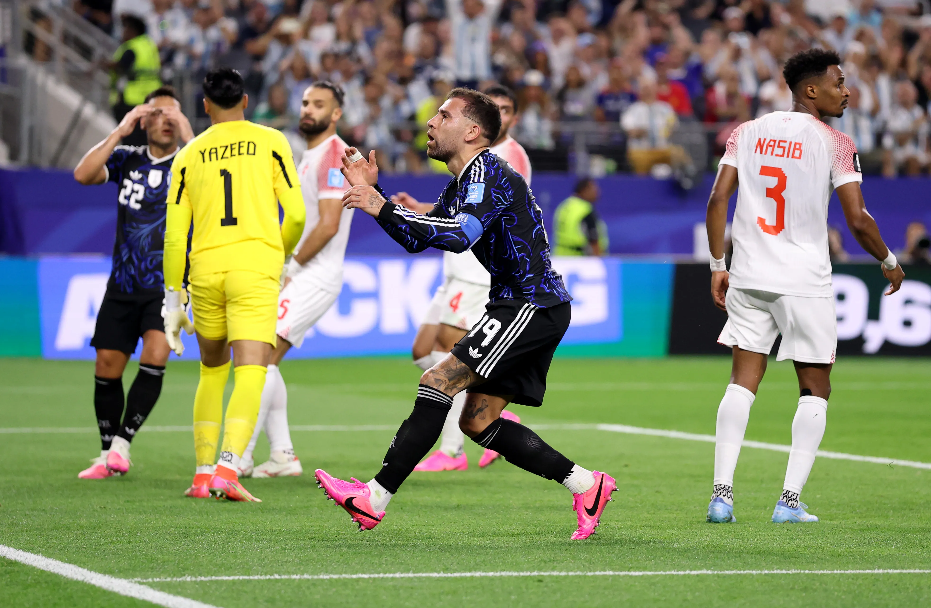 Nicolás Otamendi avisó de cabeza en reiteradas oportunidades. (Foto: Getty).