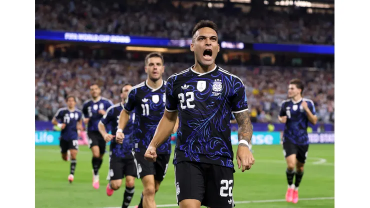 De penal, Lautaro Martínez convirtió el segundo gol de Argentina ante Jordania.
