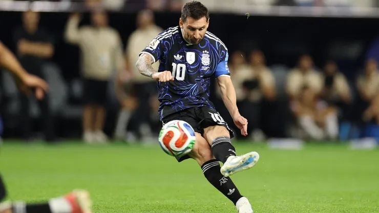 Lionel Messi anotó de tiro libre.