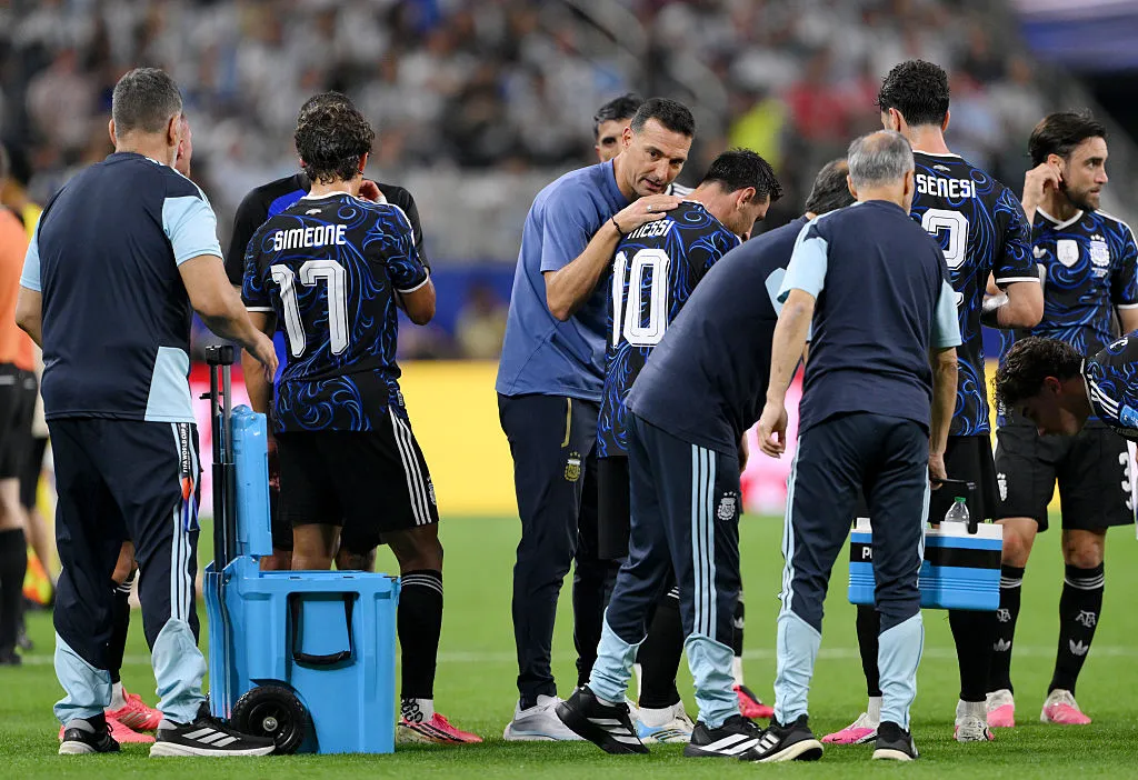 Scaloni le da indicaciones a Messi. (Foto: Getty)